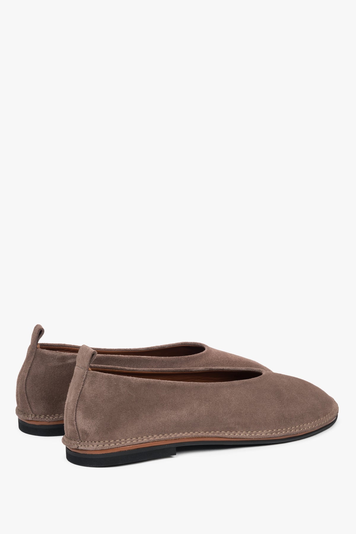 Klassische Damen-Ballerinas - Dunkelbeige, mit weichem Velours für einen modernen Twist.