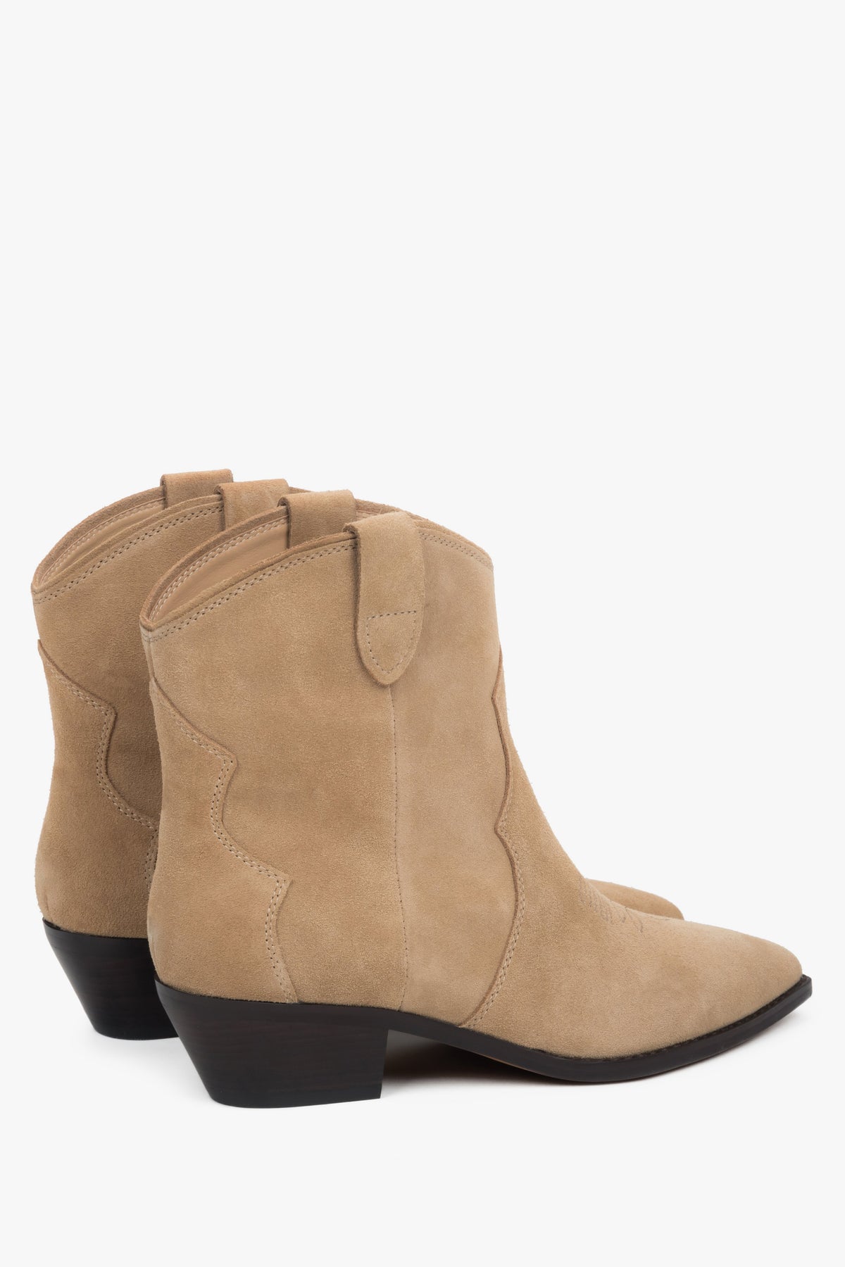 Seitenansicht der niedrigen beigen Estro Cowboystiefel aus echtem Wildleder.