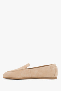 Flache Seitenansicht des beigen Damen-Mokassins aus echtem Veloursleder
