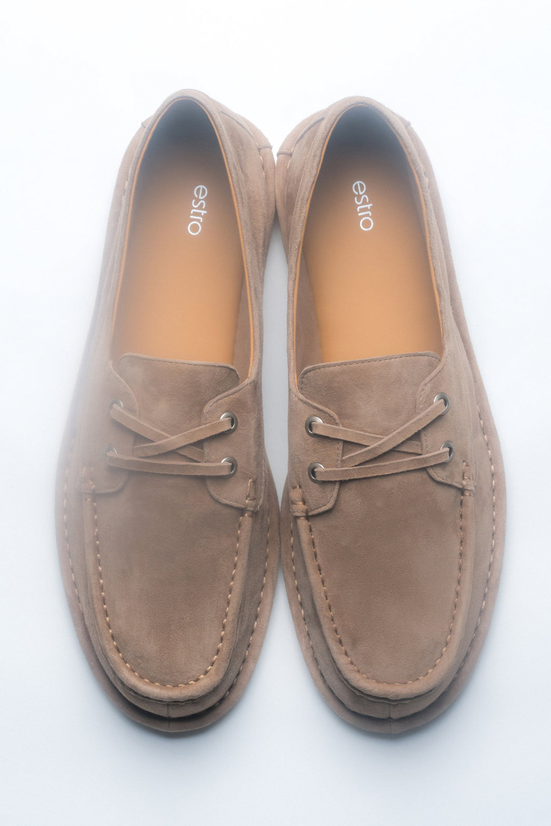Draufsicht auf das Paar beiger Damen-Loafer im Bootsschuh-Stil aus Velours.