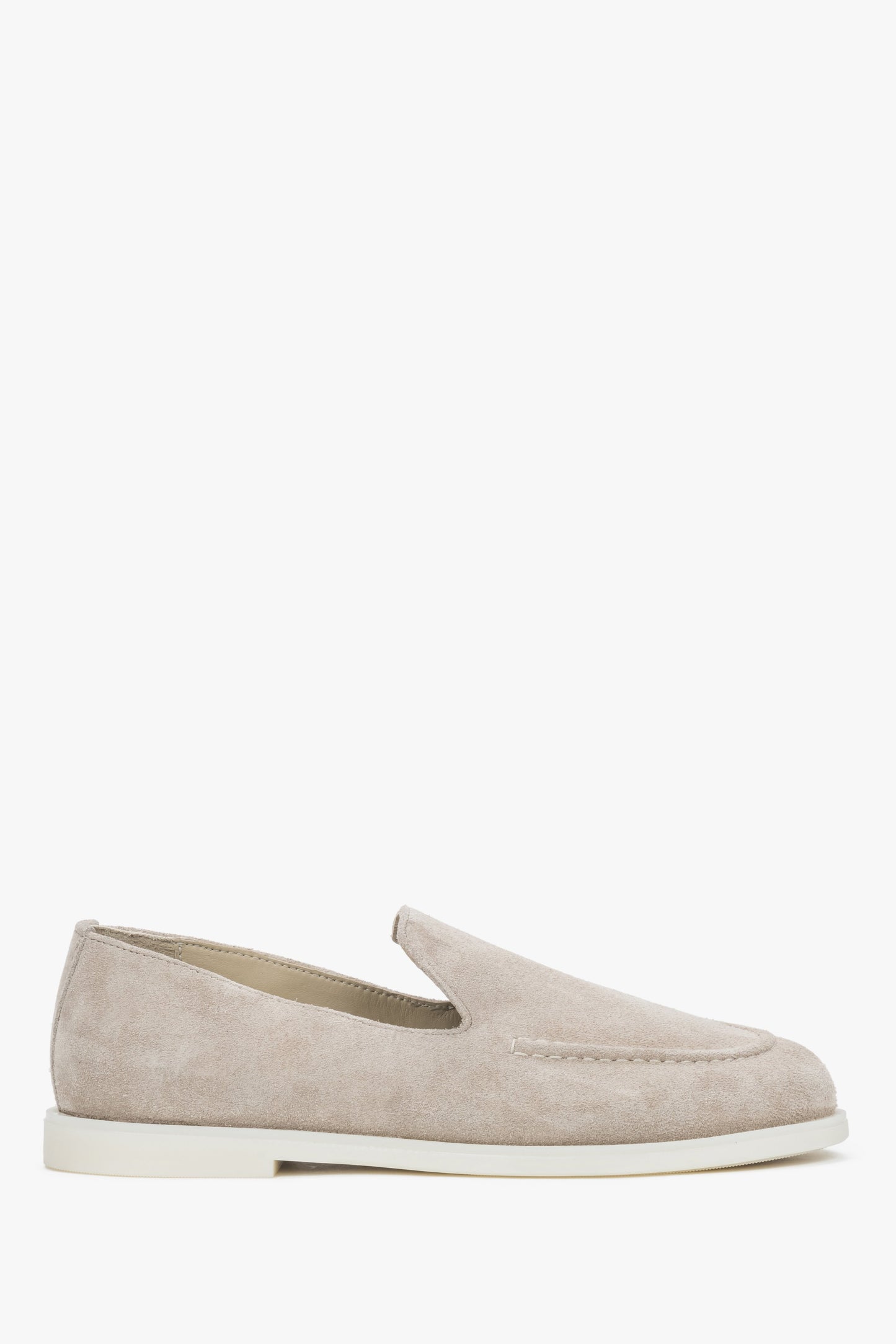 Profilansicht der bequemen Schlupfschuhe in Beige von Estro.