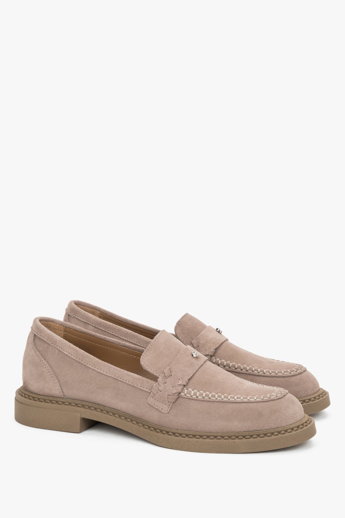 Schrägansicht des beigen Loafers-Paares mit dem klassischen Penny-Strap und Zierniete 