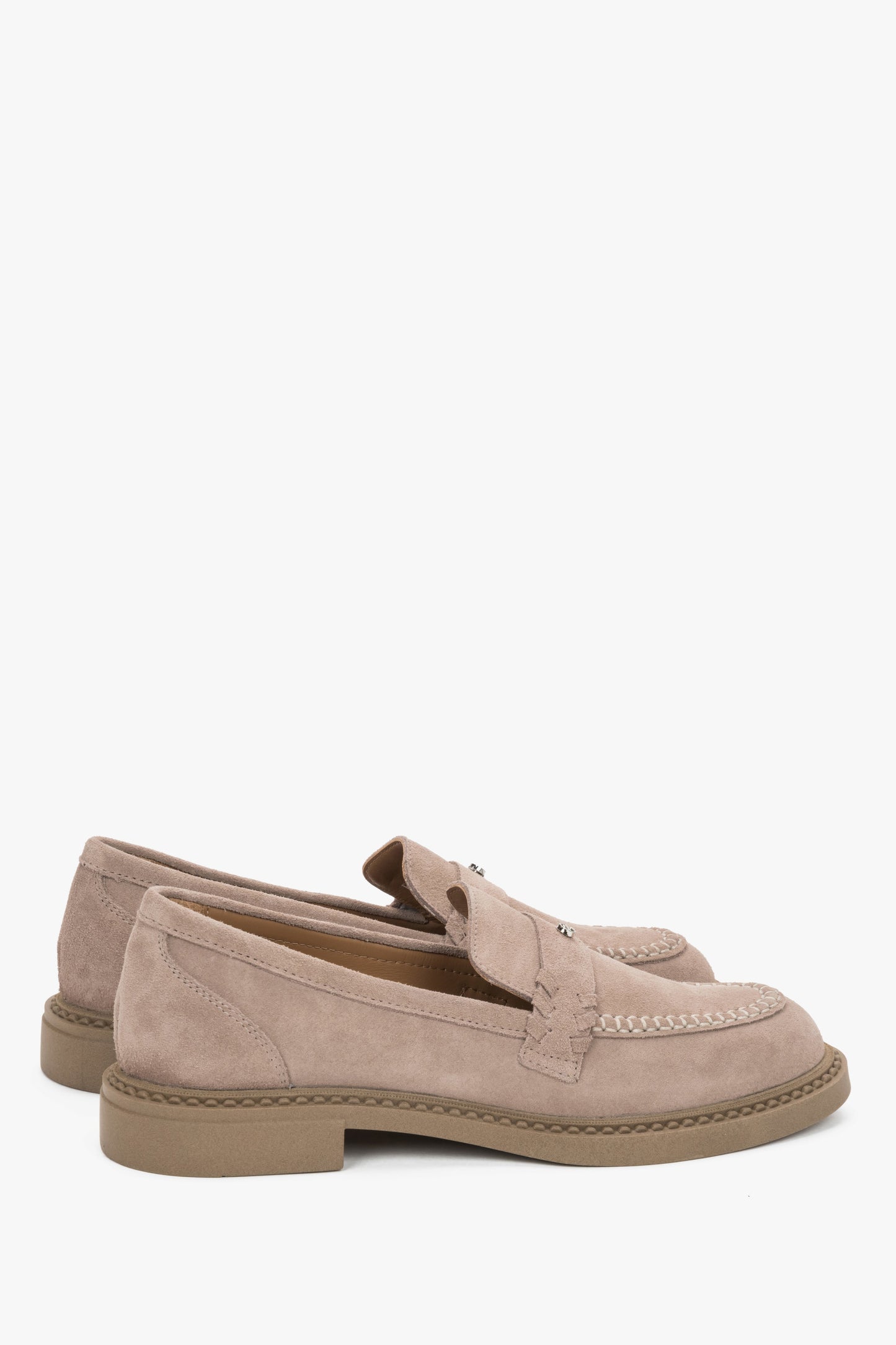 Schrägansicht des Paares der beigen Velours-Penny-Loafers, die die klassische Form und den Penny-Strap zeigt 