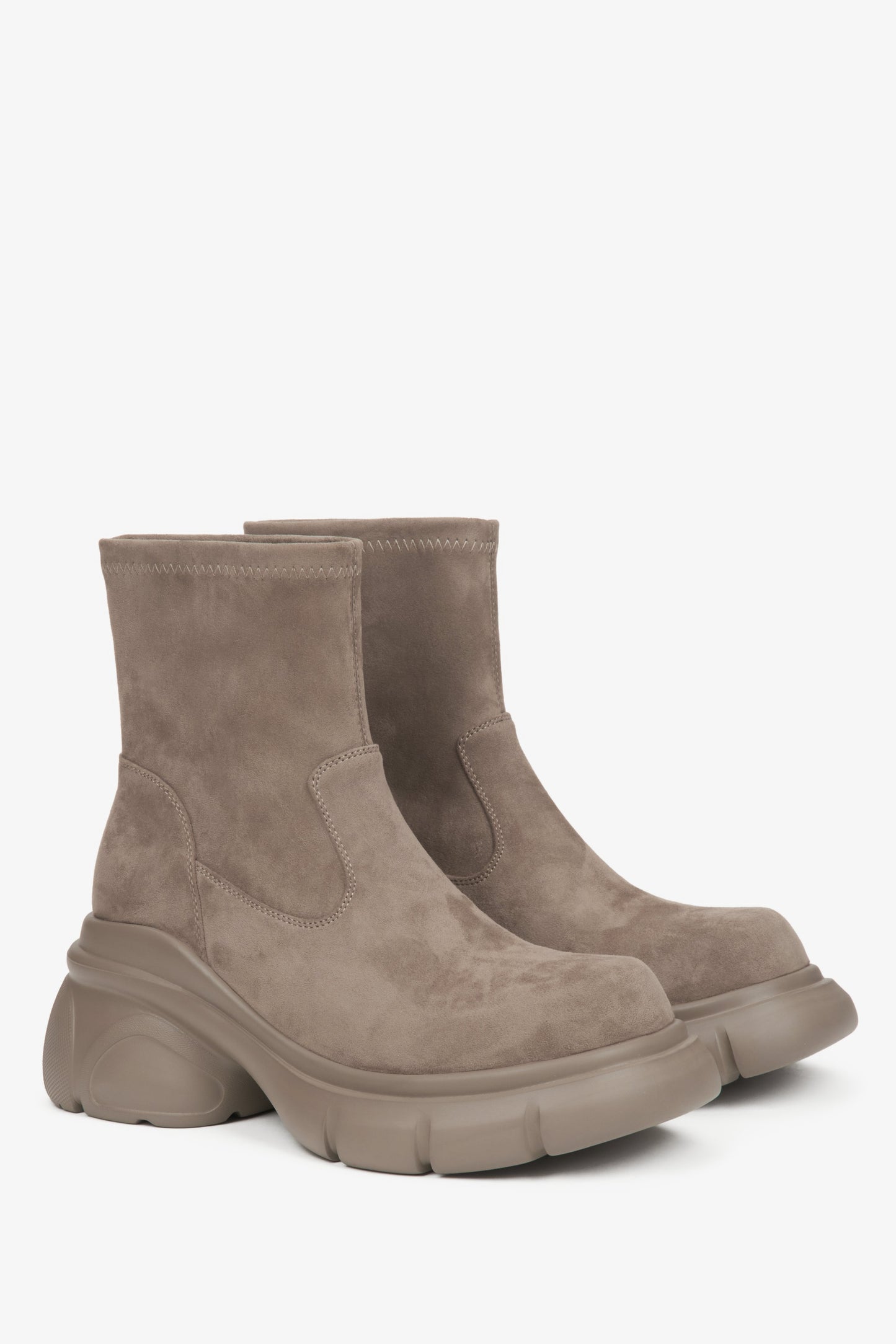Damen-Stiefeletten aus beigefarbenem Veloursleder von Estro.