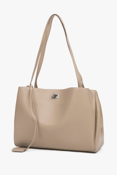 Beige Damen-Schultertasche aus echtem Leder von Estro in schräger Vorderansicht