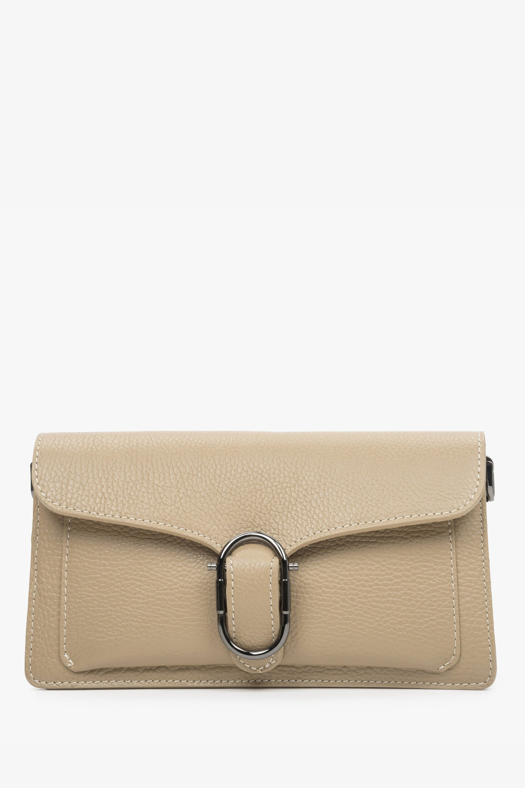 Frontale Ansicht der beigen Leder-Schultertasche mit markantem dunklen Metallring