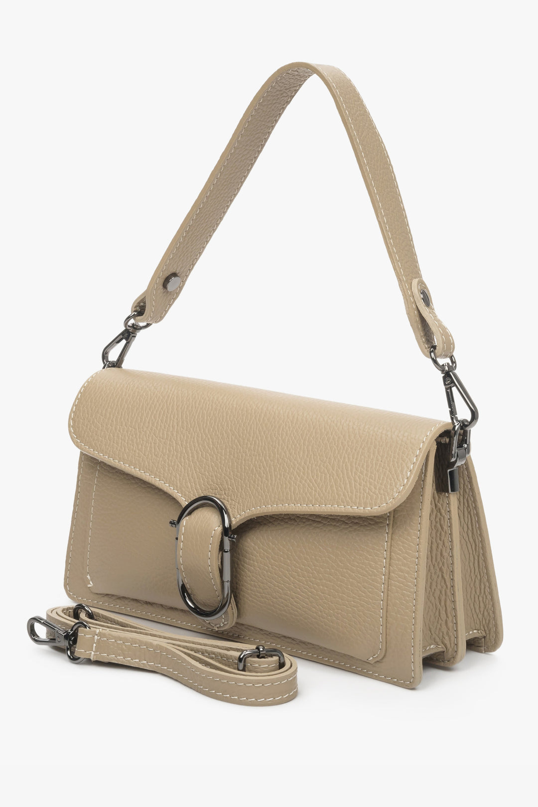 Schrägansicht der beigen Schultertasche aus Echtleder mit befestigtem kurzen Riemen