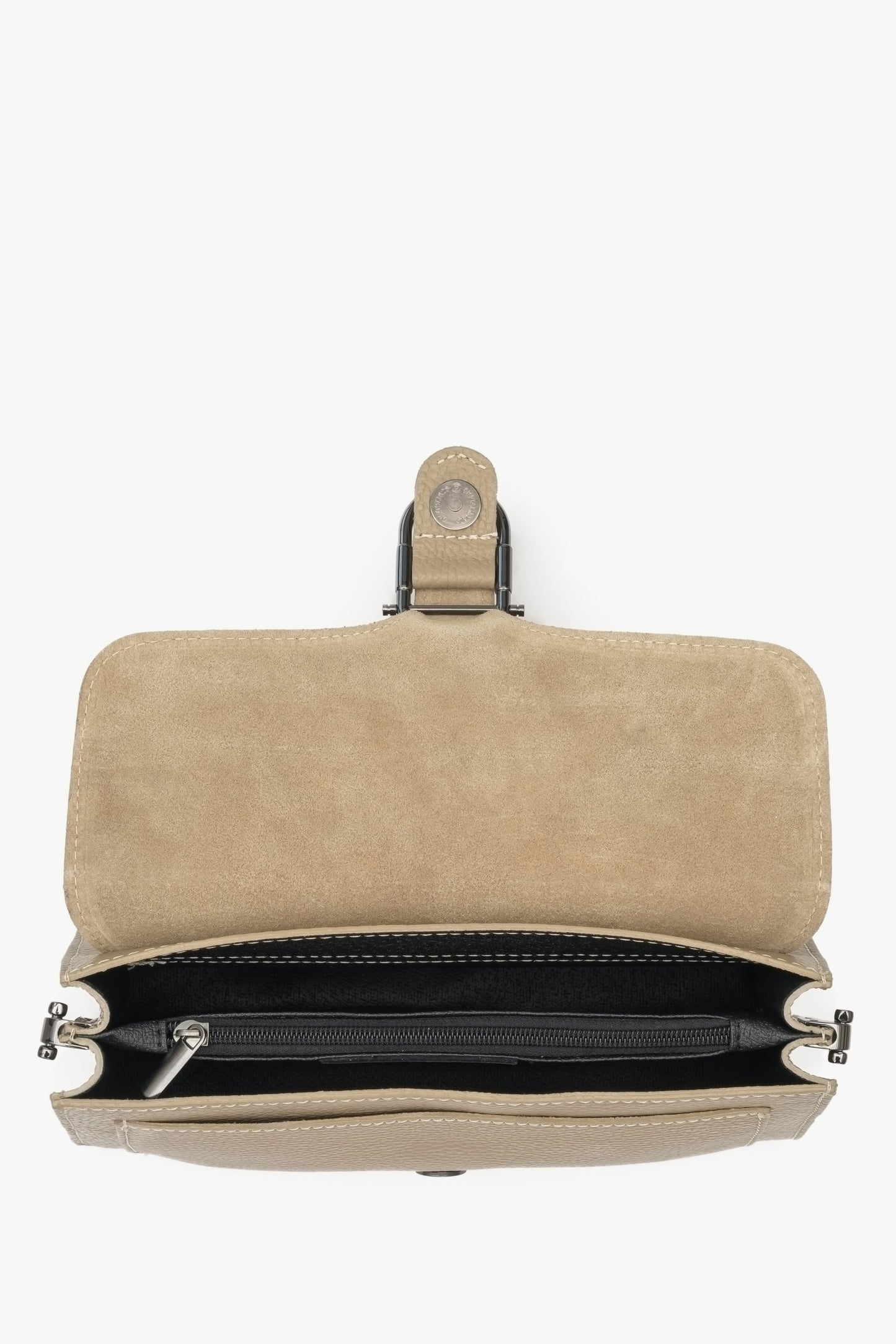 Ansicht der geöffneten Tasche zur Veranschaulichung der zwei Innenfächer und des Textilfutters 