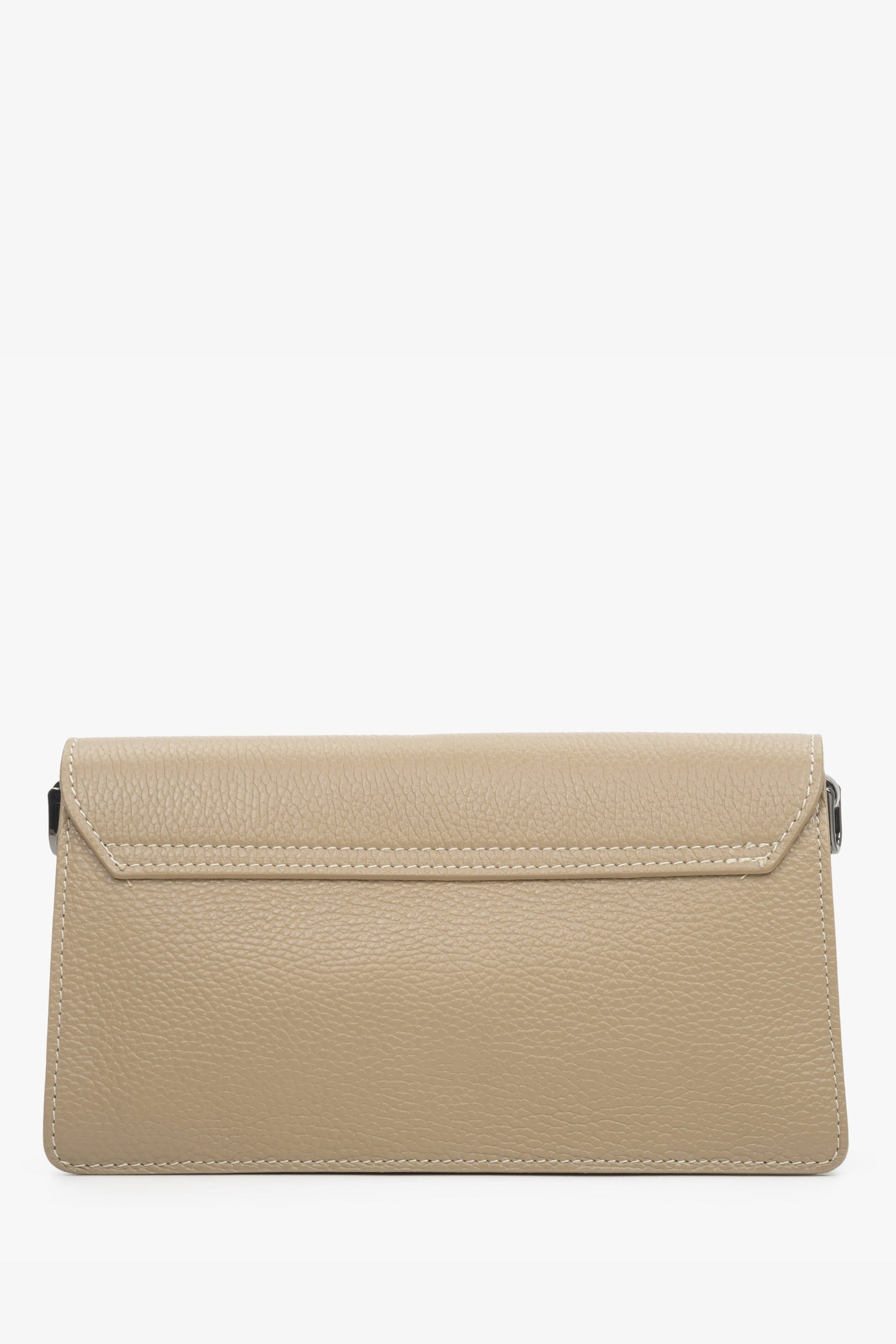 Rückwärtige, flache Ansicht der beigen Ledertasche mit puristischem Design 