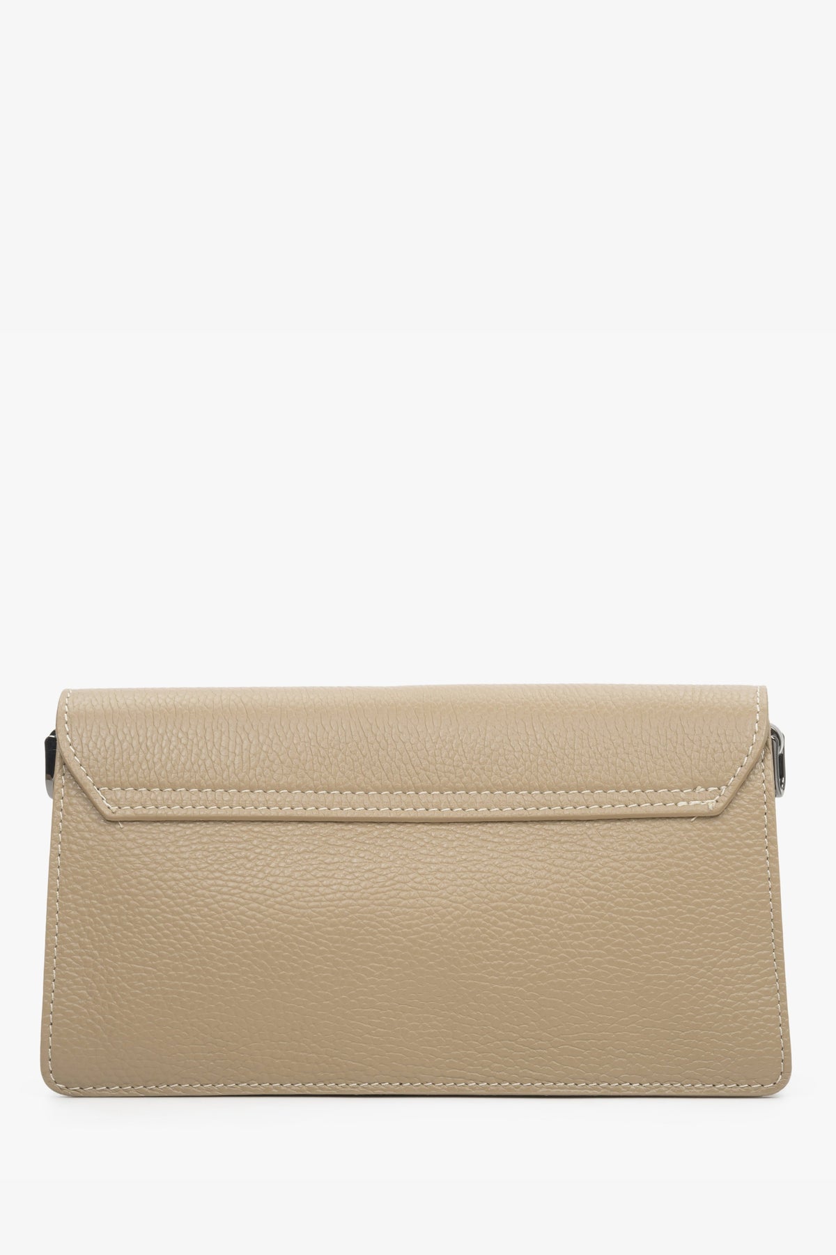 Rückwärtige, flache Ansicht der beigen Ledertasche mit puristischem Design 