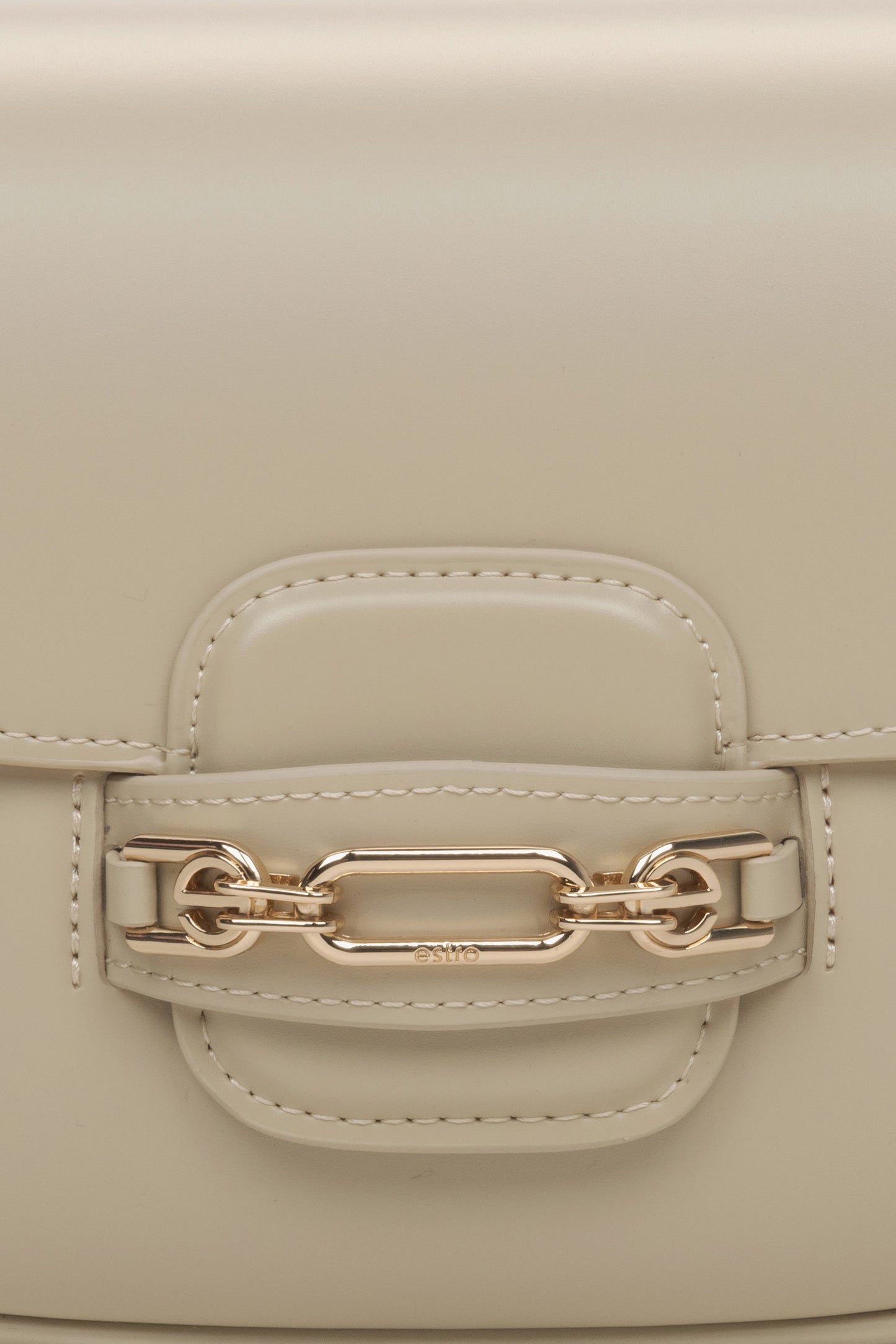 Beige Damen-Lederhandtasche – Nahaufnahme eines Details.