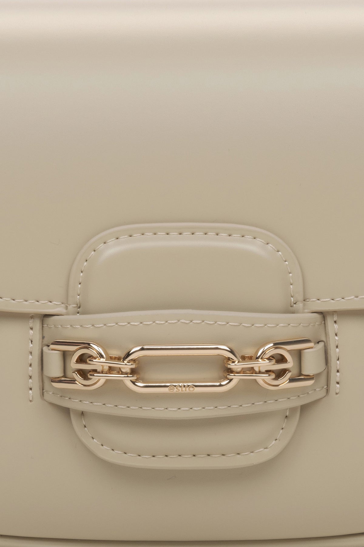 Beige Damen-Lederhandtasche – Nahaufnahme eines Details.