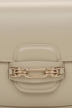 Beige Damen-Lederhandtasche – Nahaufnahme eines Details.