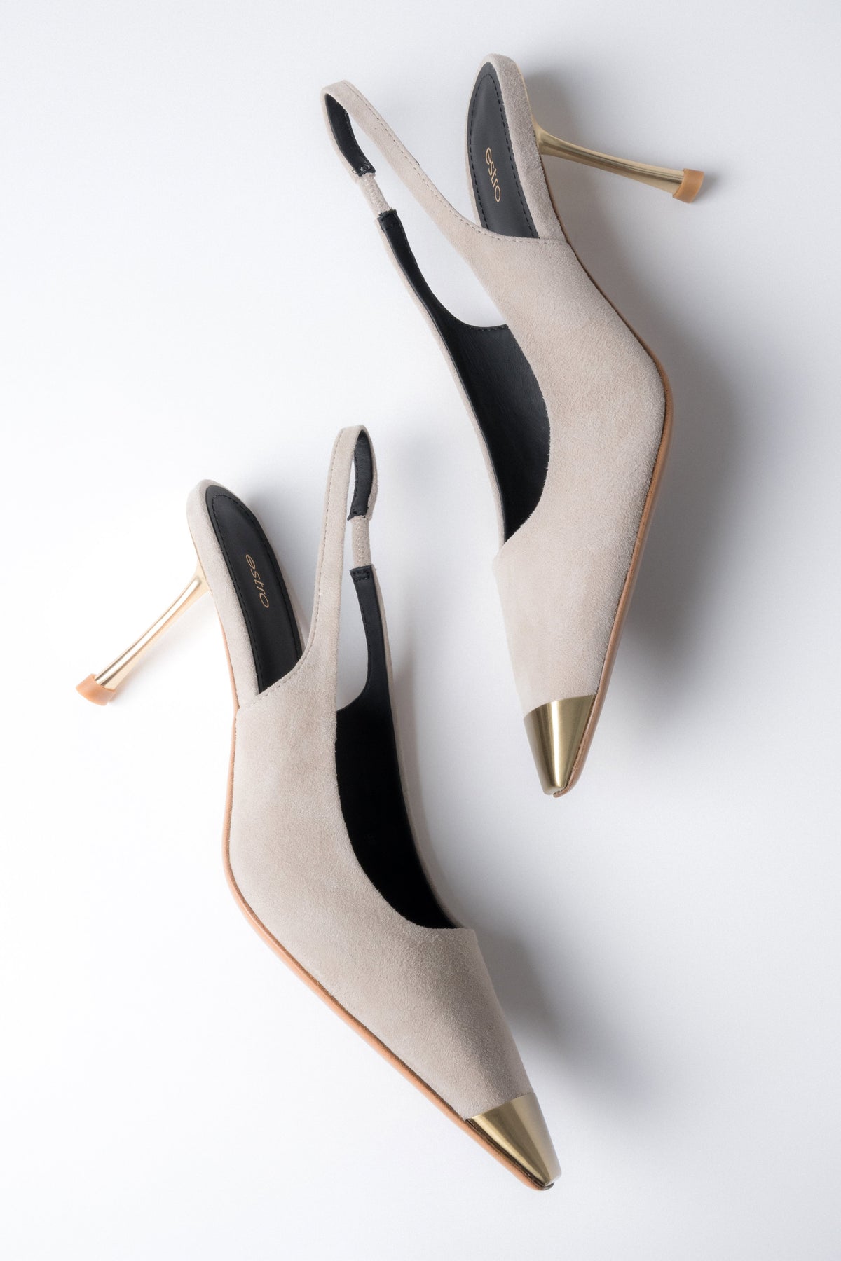 Beige Damen-Slingpumps aus echtem Velours in künstlerischer Ansicht mit goldfarbener Schuhspitze