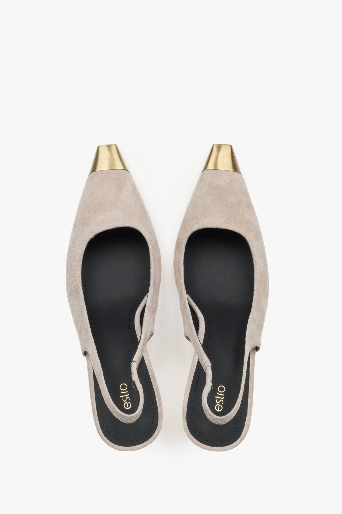Beige Damen-Slingpumps von oben als Paar mit goldfarbenen Schuhspitzen