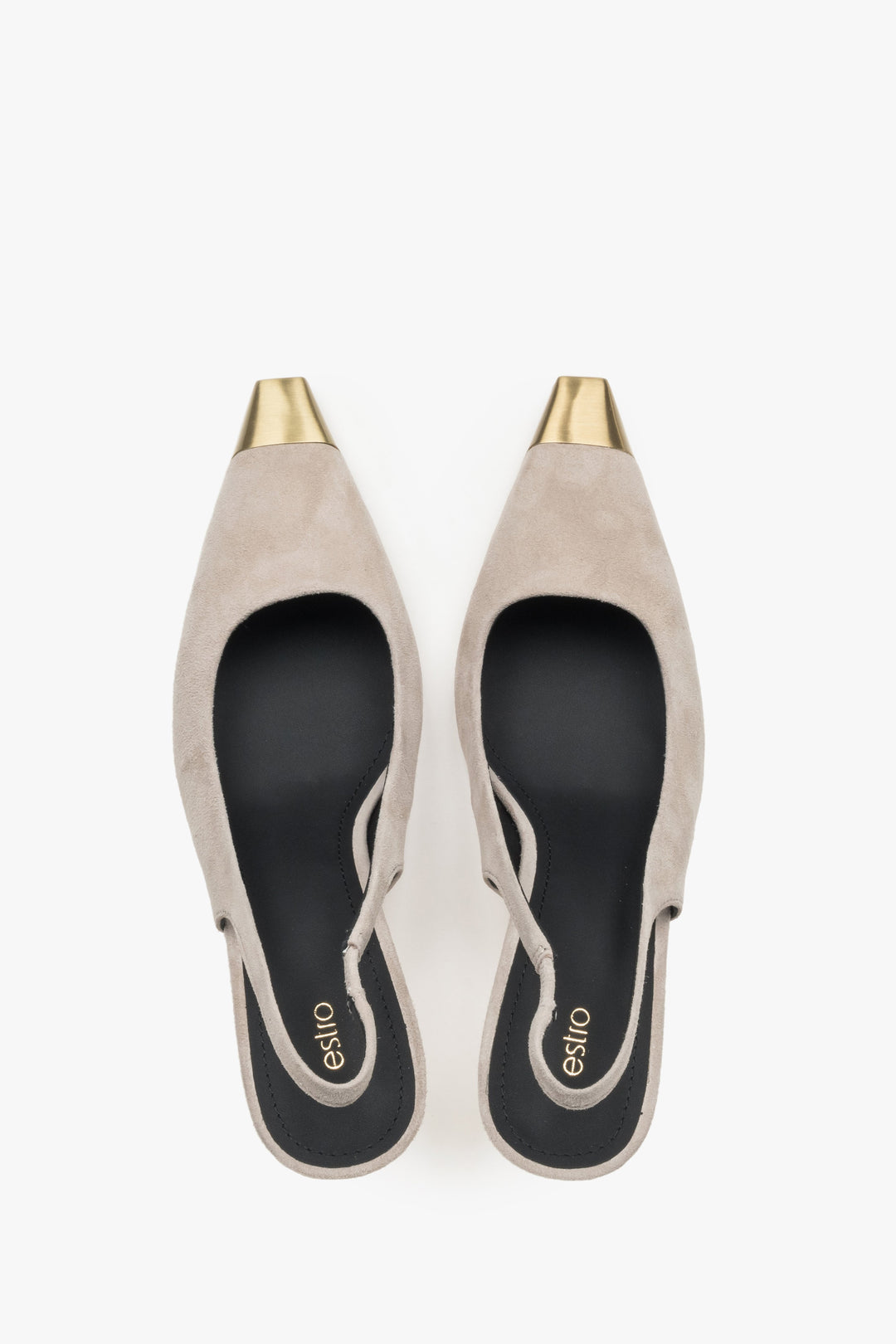 Beige Damen-Slingpumps von oben als Paar mit goldfarbenen Schuhspitzen