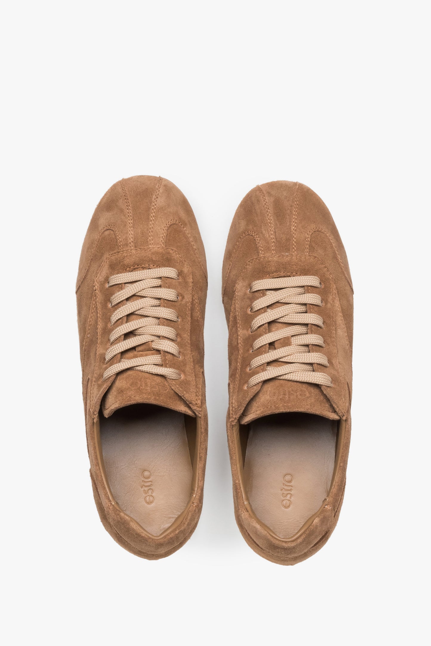 Draufsicht auf das Paar beiger Damen-Sneaker aus Naturvelours.
