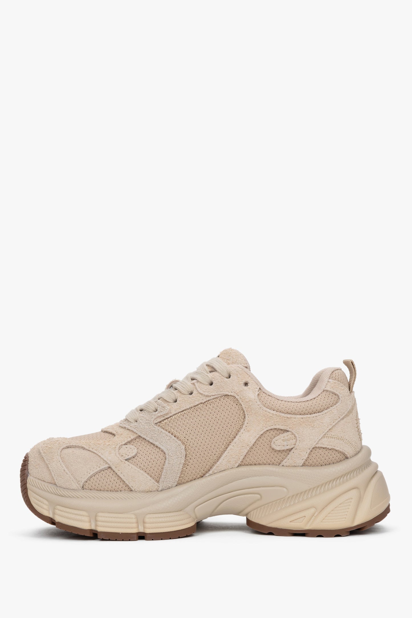 Profilansicht des Sneakers mit der massiven, modernen Plateau-Sohle