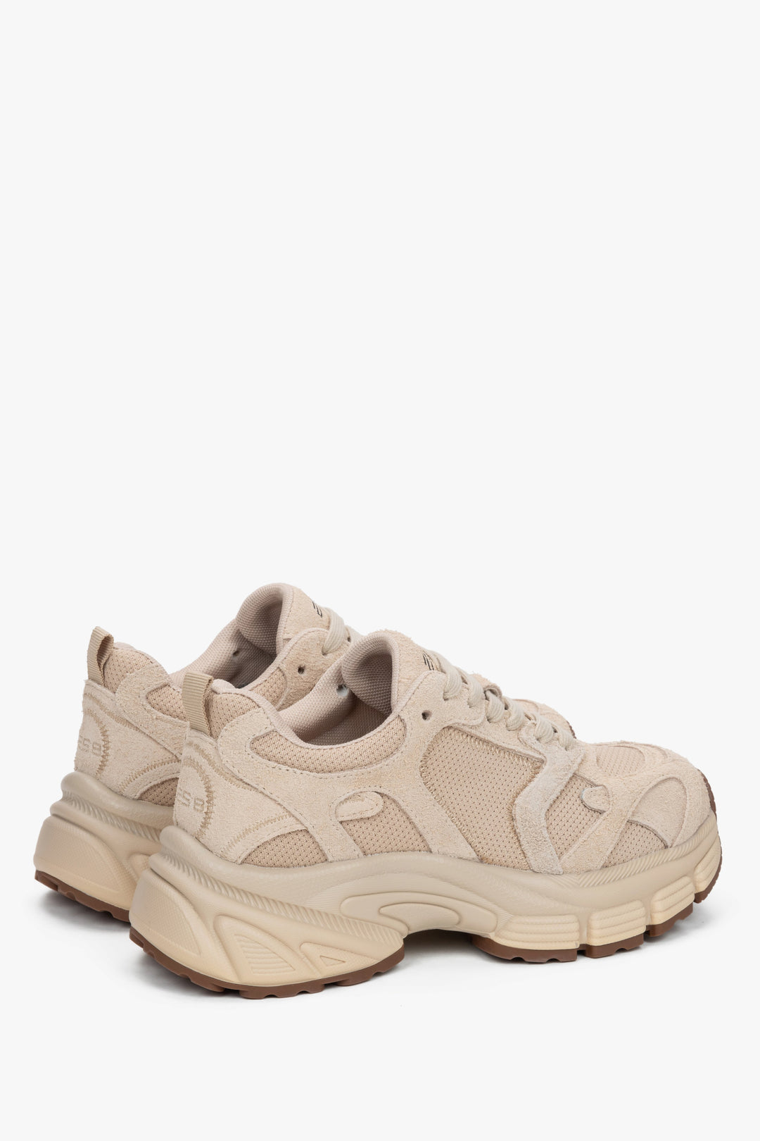 Rückwärtige Schrägansicht der bequemen beigen Plattform-Sneaker für Damen