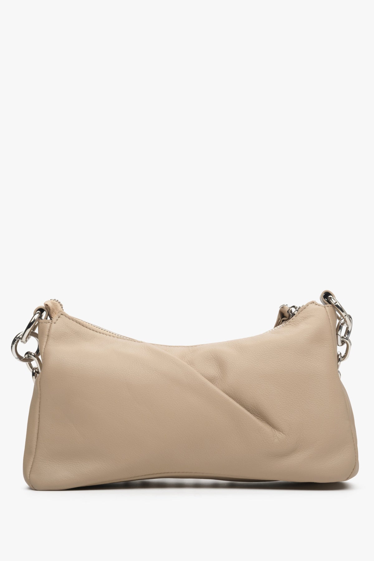 Beige Leder-Damentasche von Estro mit Kette – Rückseite.
