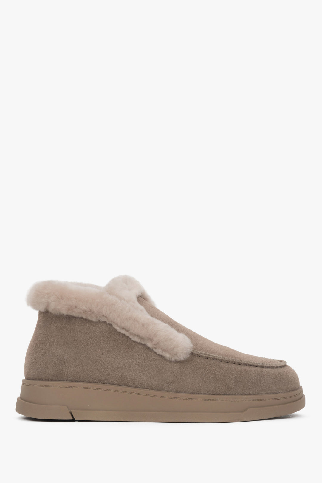 Flache Seitenansicht des beigen gefütterten Damen-Mokassins aus Velours