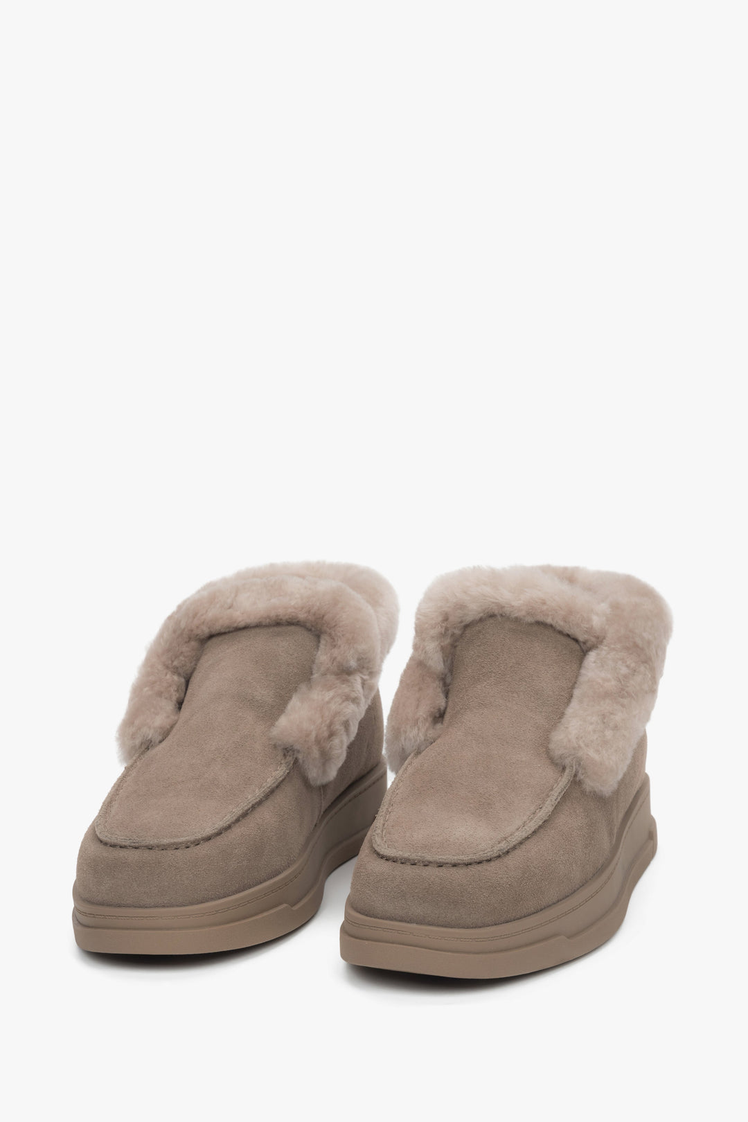 Frontale Schrägansicht der gemütlichen beigen Winterschuhe