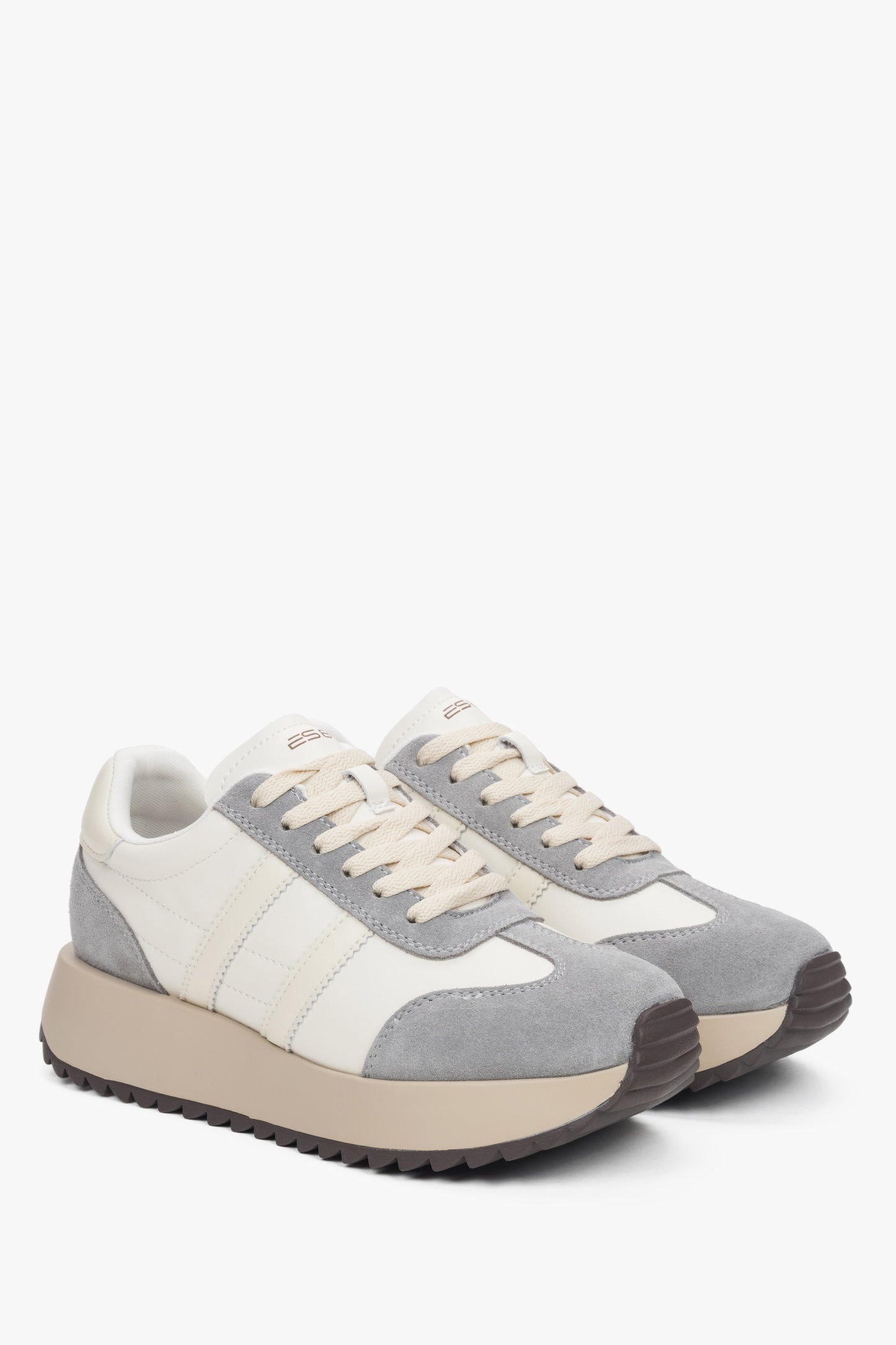 Schrägansicht des Paares beige-grauer Damen-Sneaker