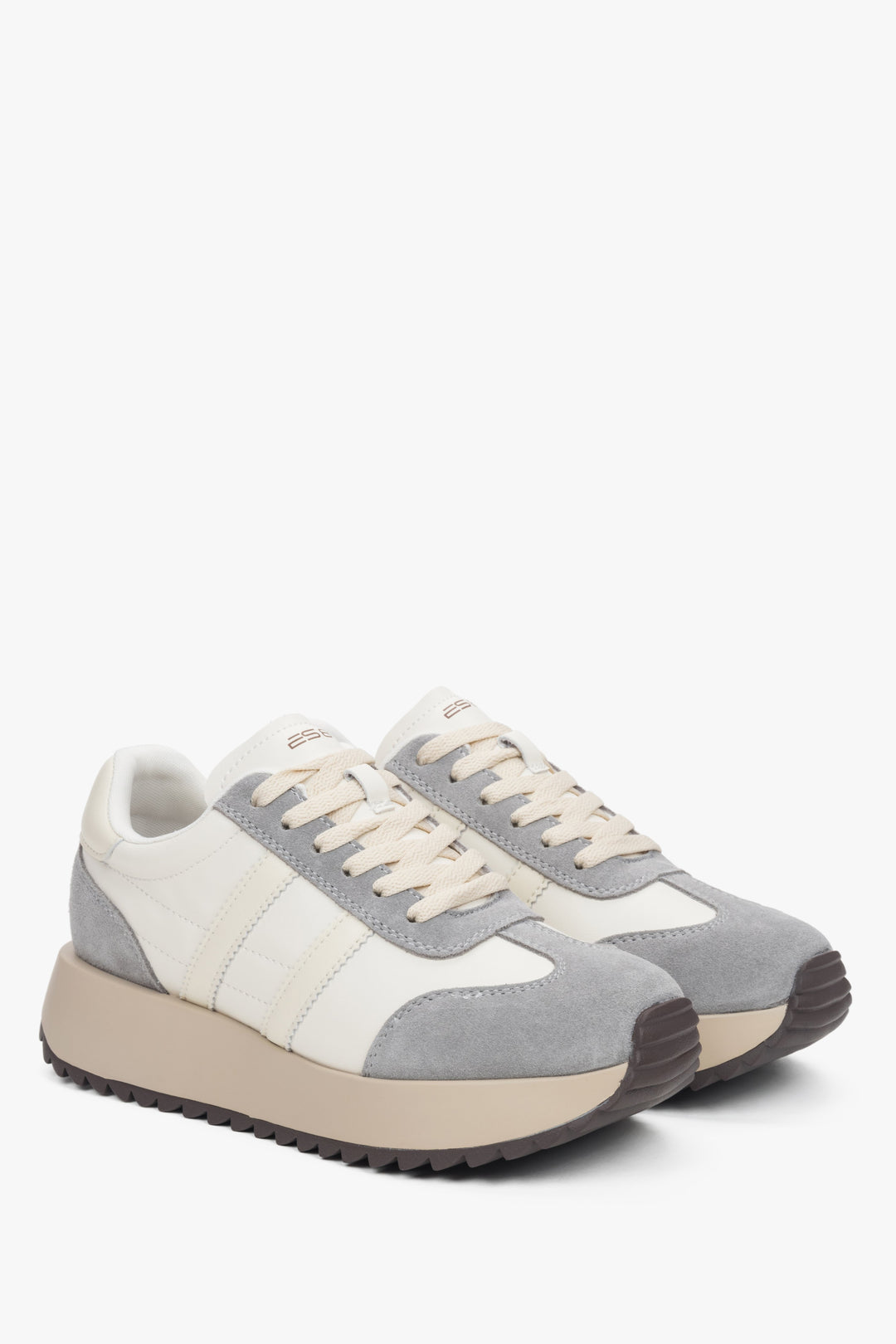 Schrägansicht des Paares beige-grauer Damen-Sneaker