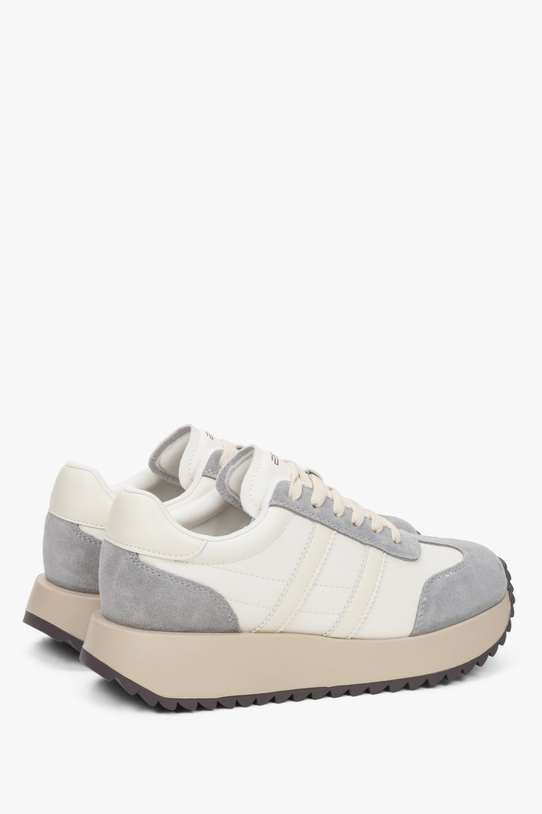 Rückwärtige Ansicht der beige-grauen Sneaker