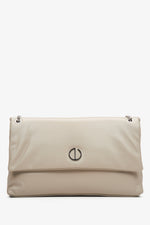 Beige-graue Damenhandtasche mit Kettenriemen Estro ER00114984.
