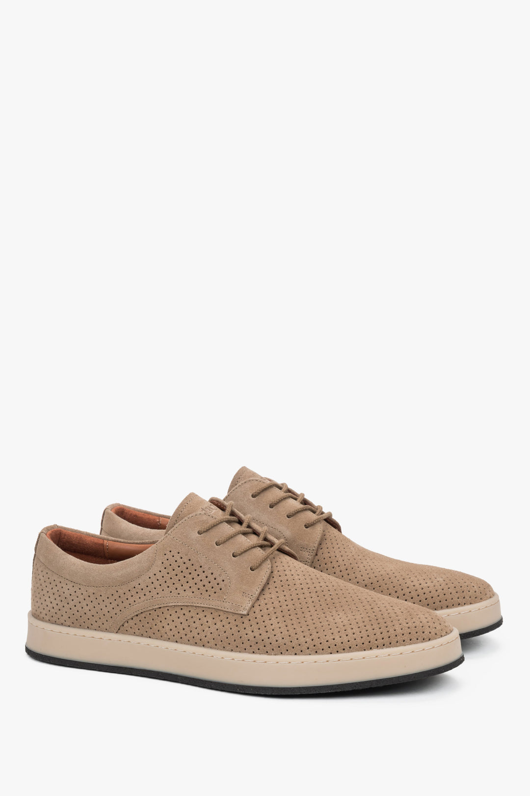 Schräge Seitenansicht der beigen Herren-Halbschuhe aus perforiertem Nubukleder.
