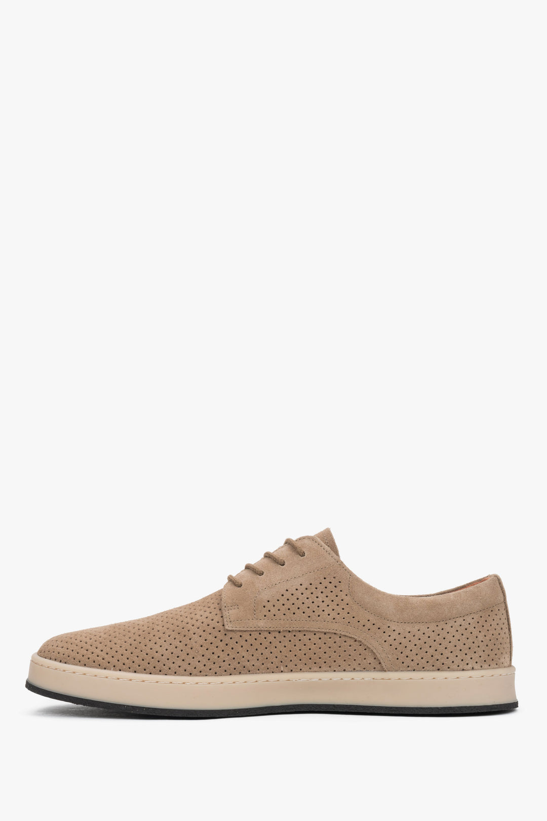 Linke Seitenansicht der eleganten beigen Nubuk-Halbschuhe von Estro.