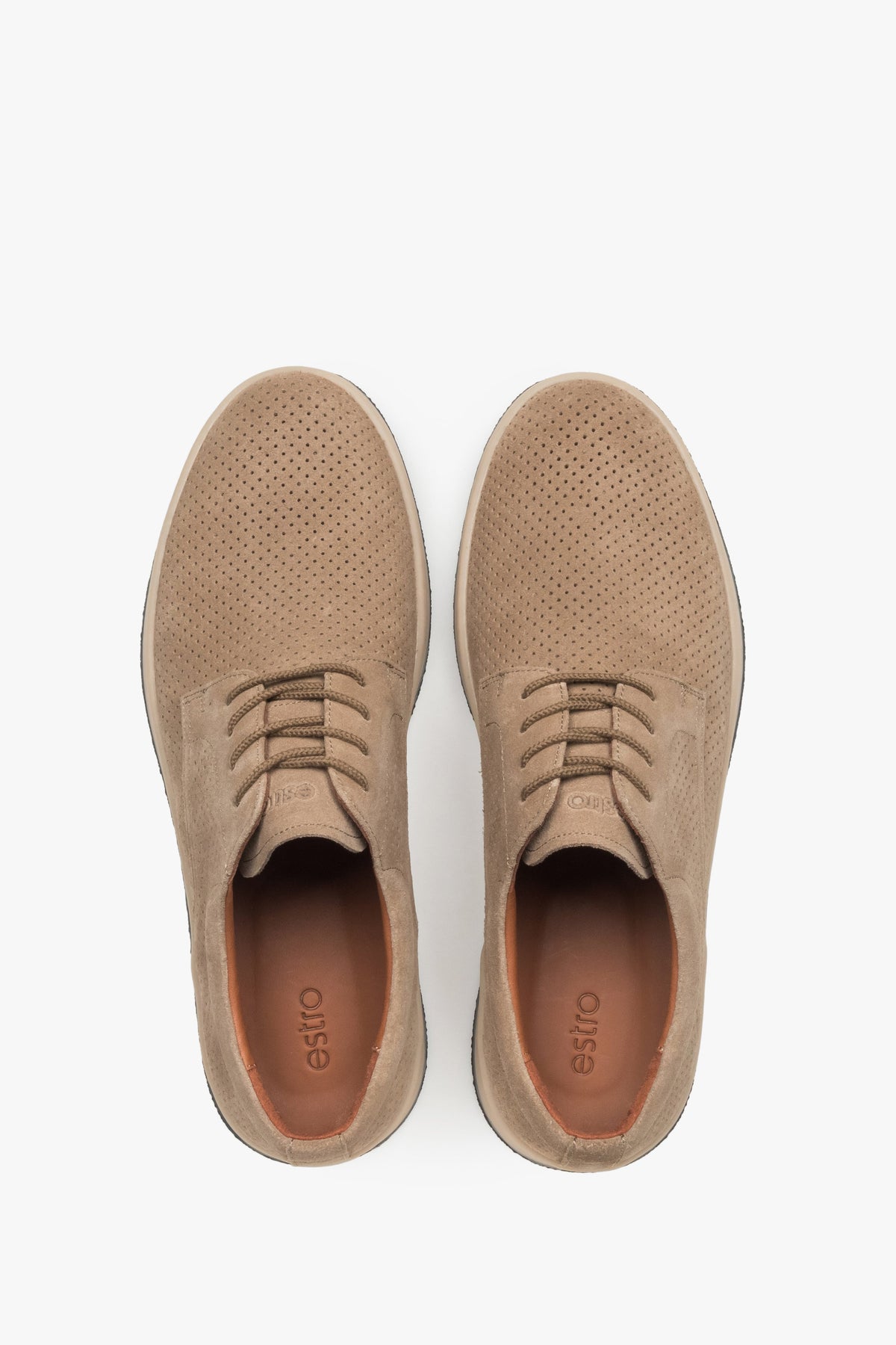 Draufsicht na das Paar beiger Herren-Halbschuhe mit Schnürung.