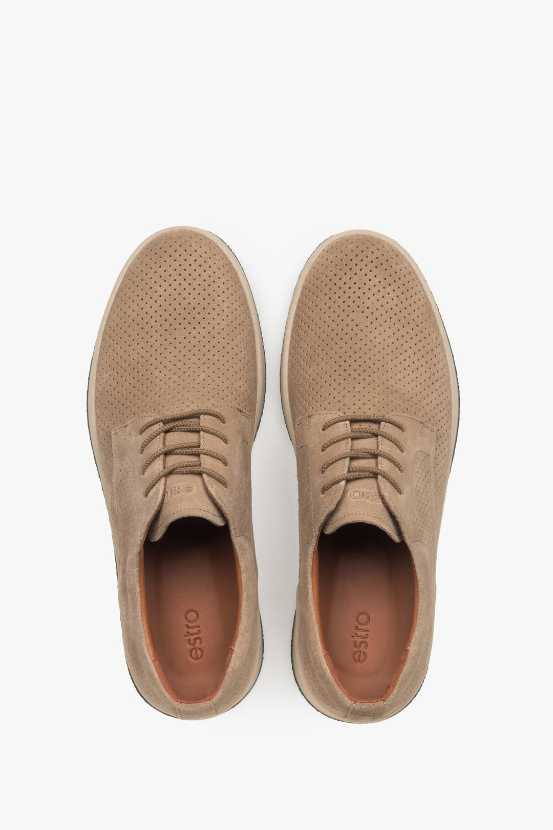 Draufsicht na das Paar beiger Herren-Halbschuhe mit Schnürung.