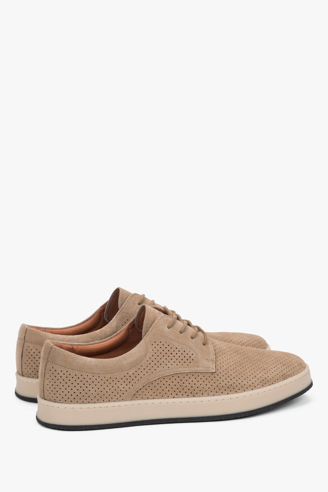 Rückansicht der flachen beigen Herren-Halbschuhe aus Nubukleder.