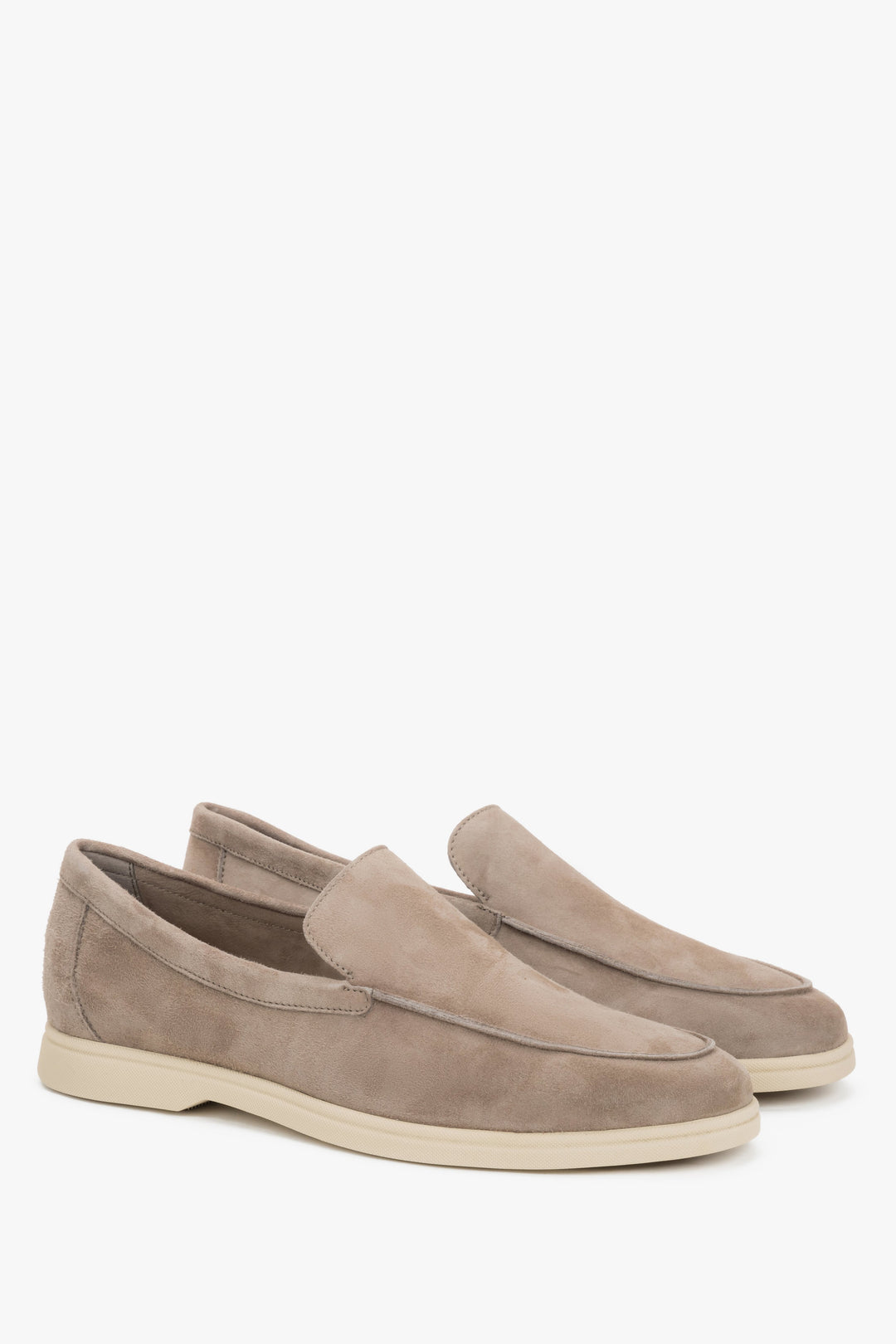 Schrägansicht des beigen Herren-Loafers aus italienischem Velours
