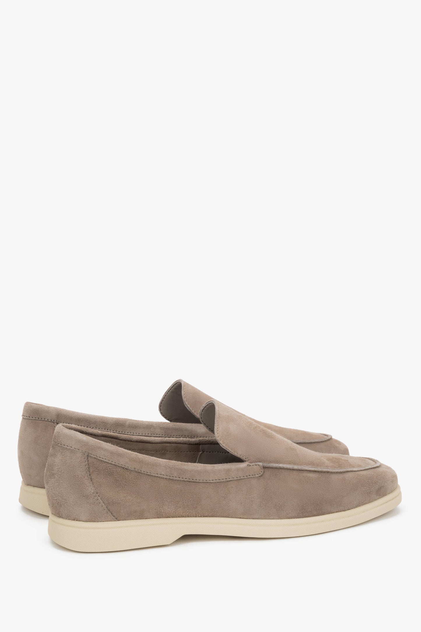 Rückwärtige Schrägansicht der vielseitigen beigen Slip-on Halbschuhe für Herren