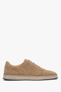 Flache Seitenansicht der anderen Seite des beigen Veloursleder-Sneakers.