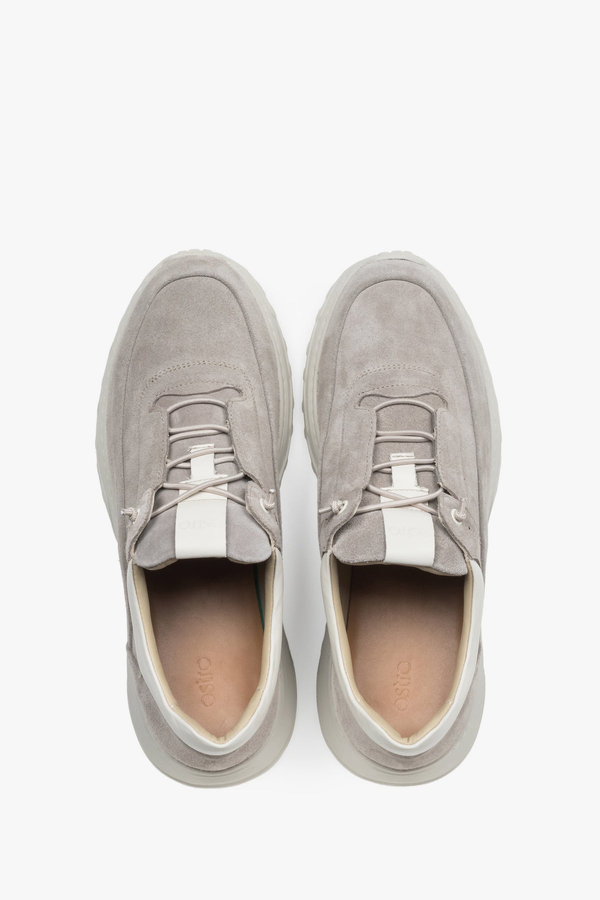 Draufsicht auf das Paar beiger Sneaker mit klassischer Schnürung.