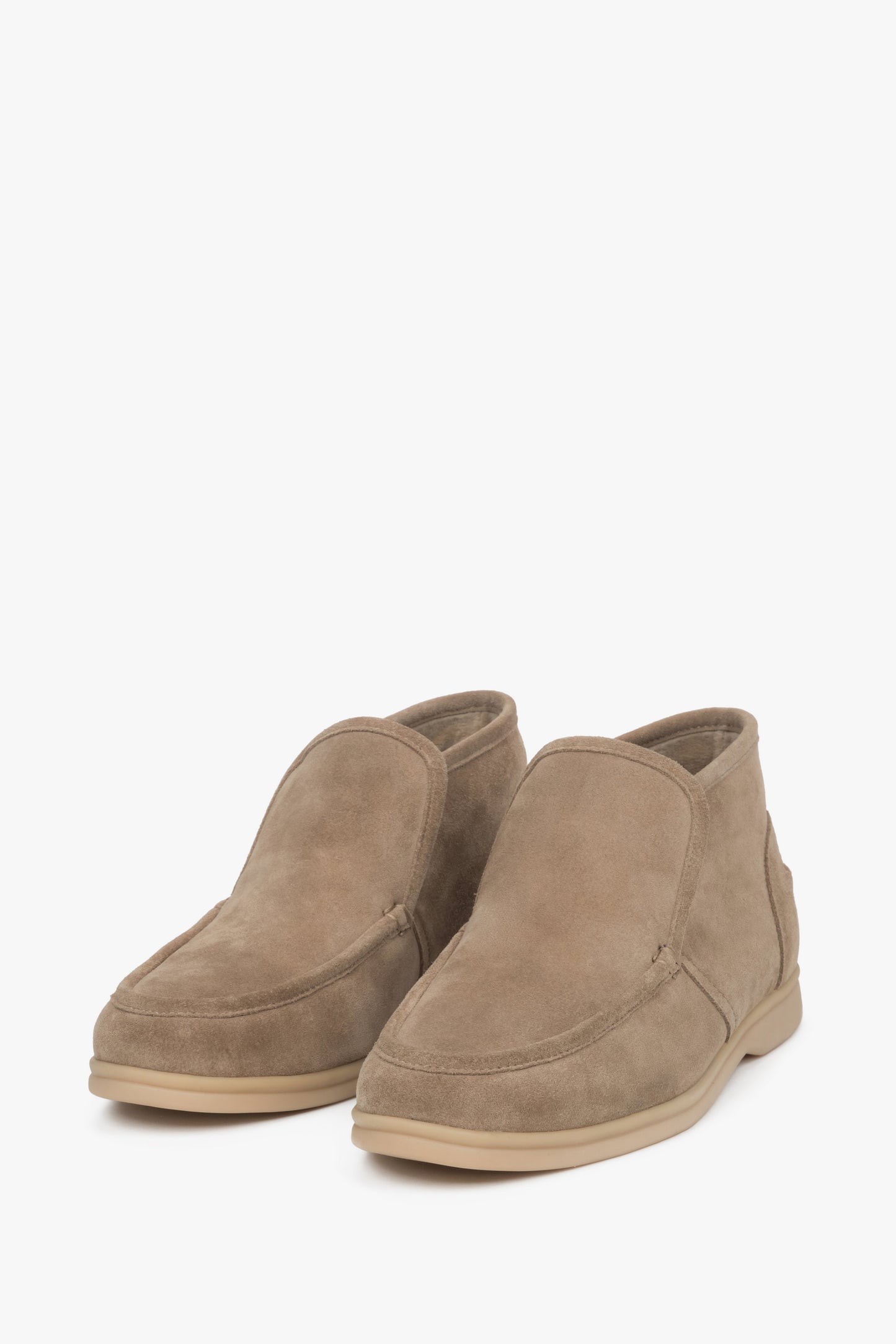 Frontale Schrägansicht der herbstlichen Schlupfschuhe 