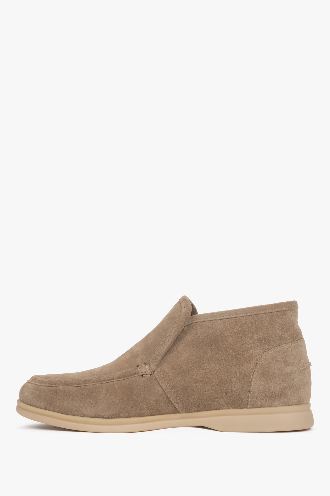 Flache Profilansicht der anderen Schuhseite mit Fokus auf die helle flache Sohle 