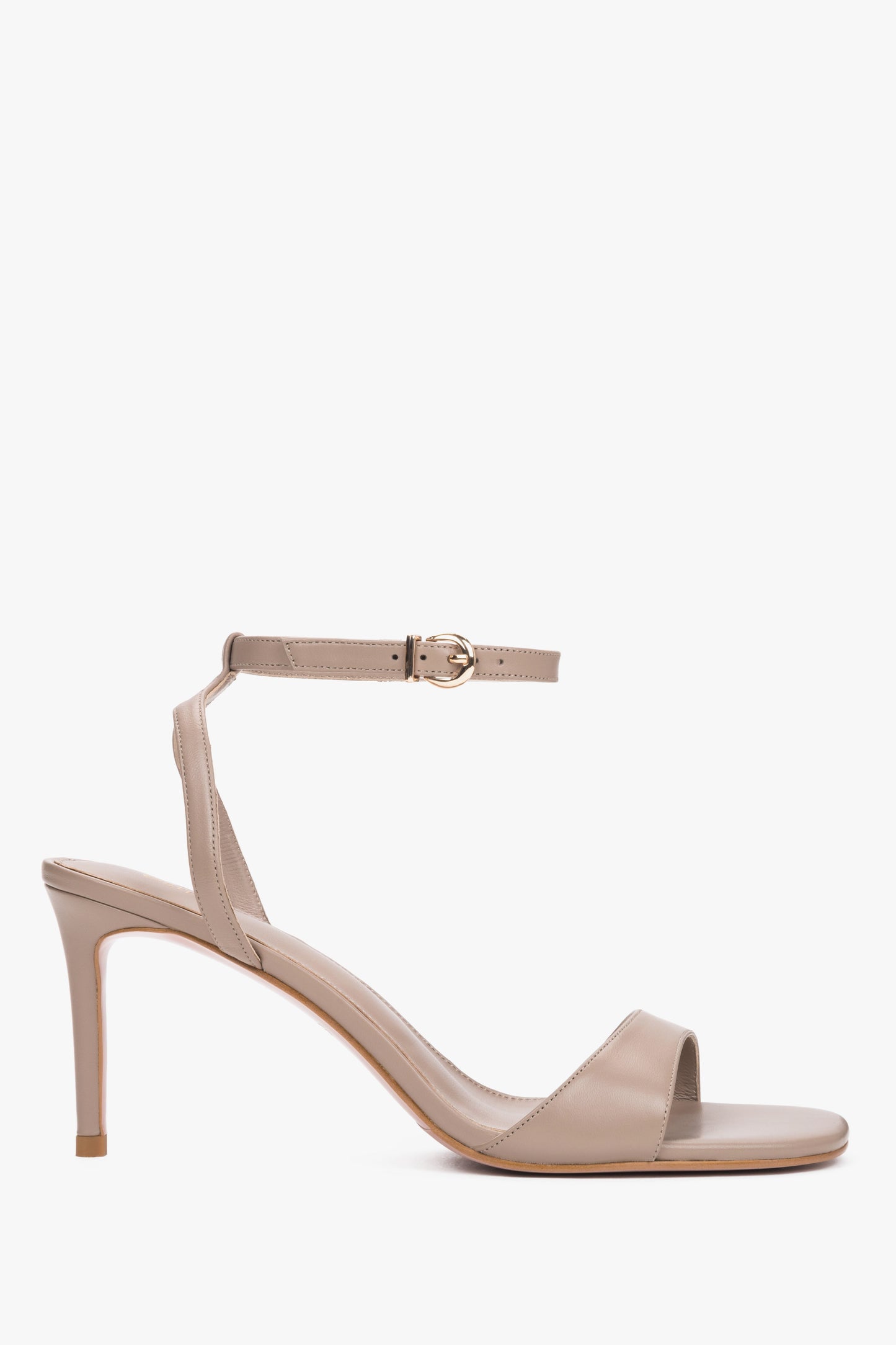 Seitenansicht der beigen Leder-Sandalen mit 8 cm Stiletto-Absatz.