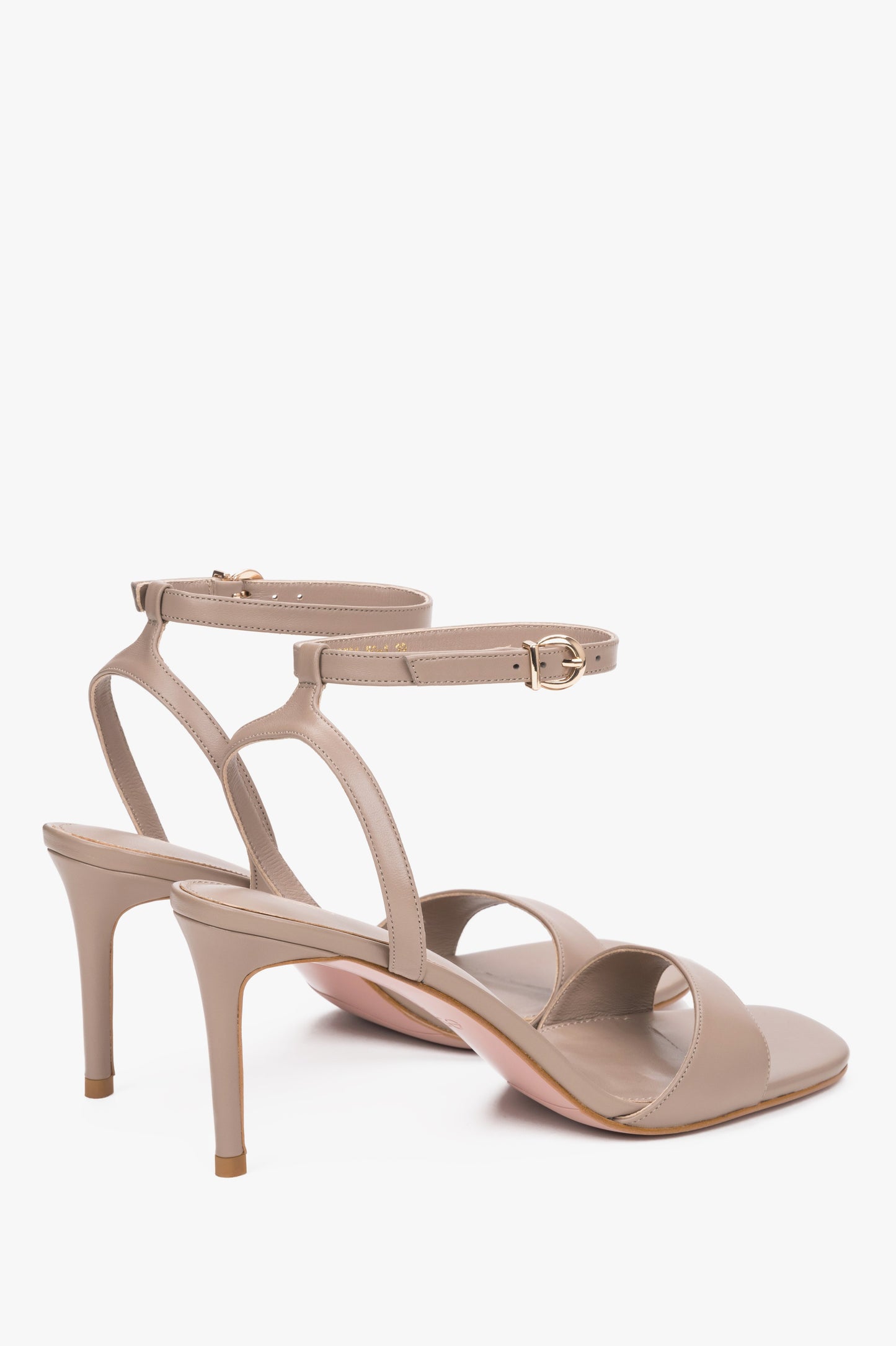 Rückansicht der beigen Stiletto-Sandalen mit verstellbarem Fesselriemen.