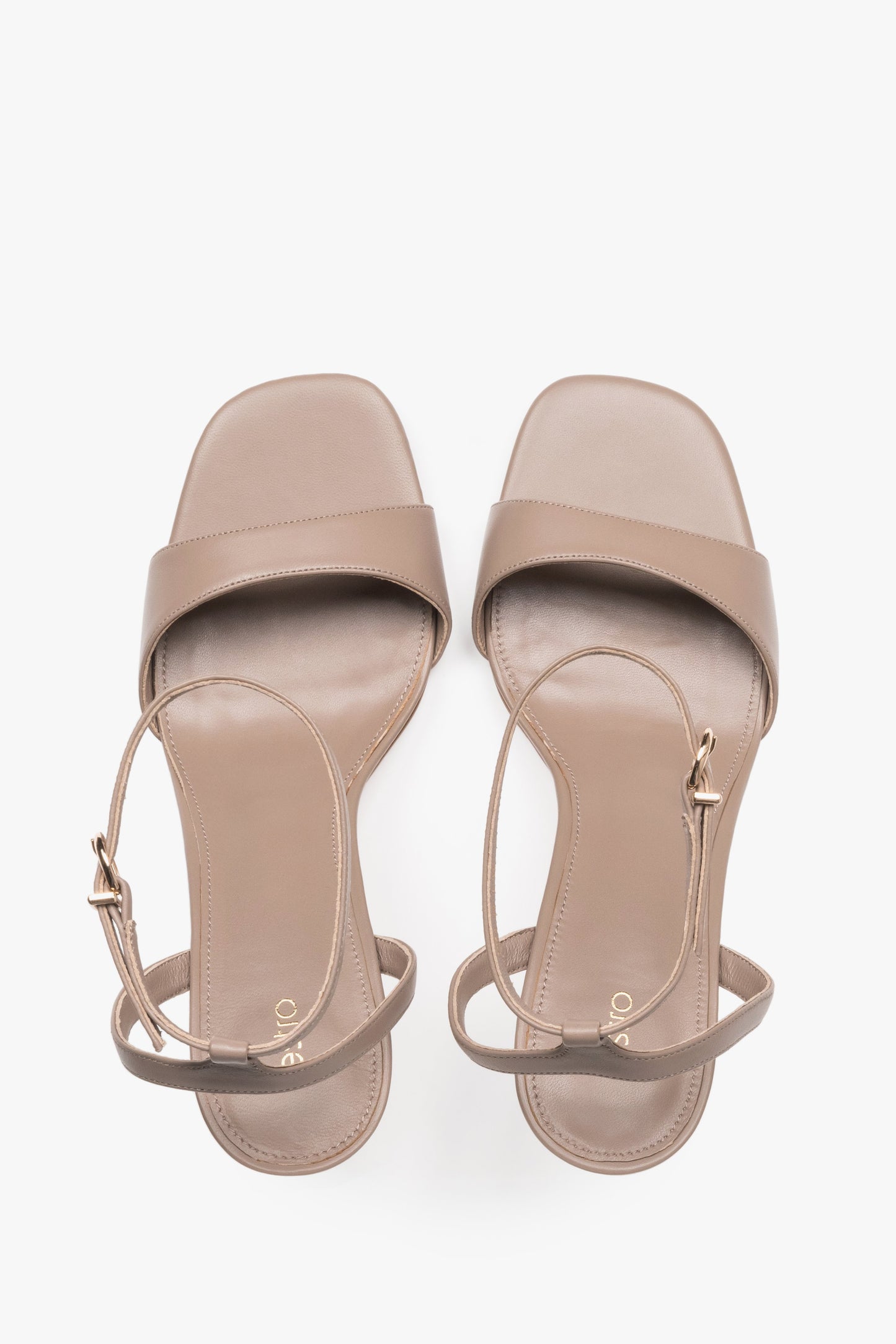 Draufsicht auf das Paar beiger Sandalen mit edler Chevro-Leder-Innensohle.