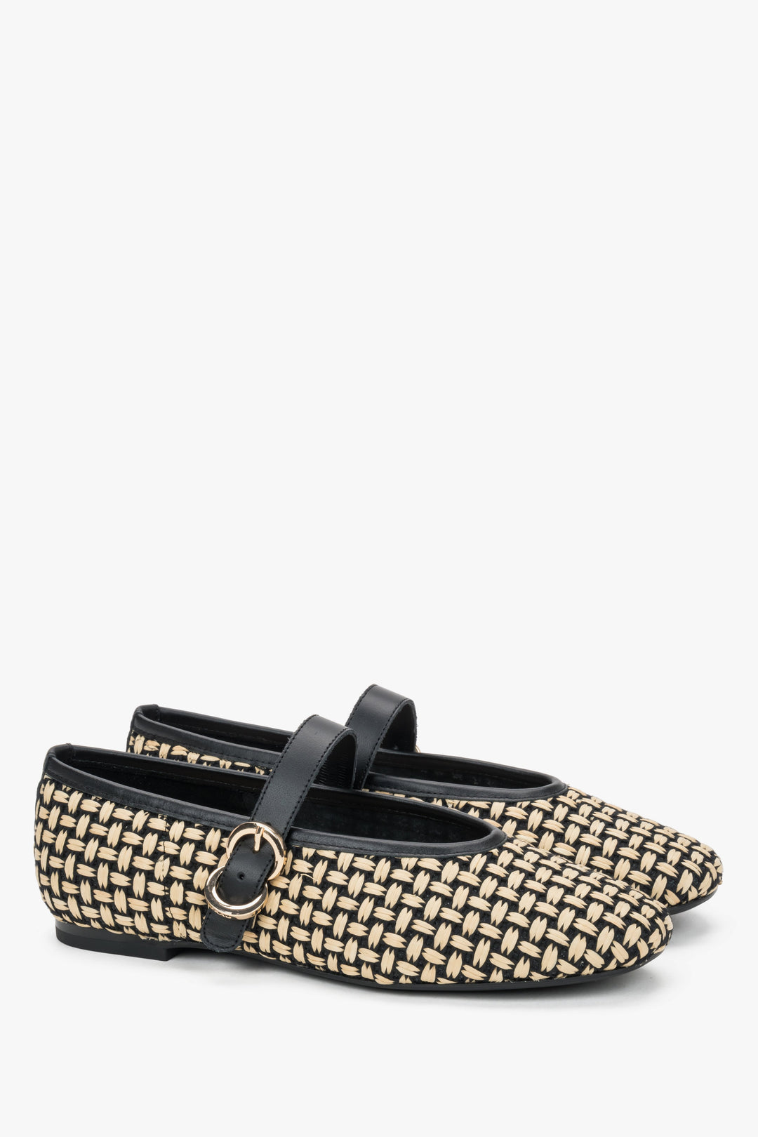 Seitenprofil, das die flache Silhouette und die elegante Form des Schuhs betont