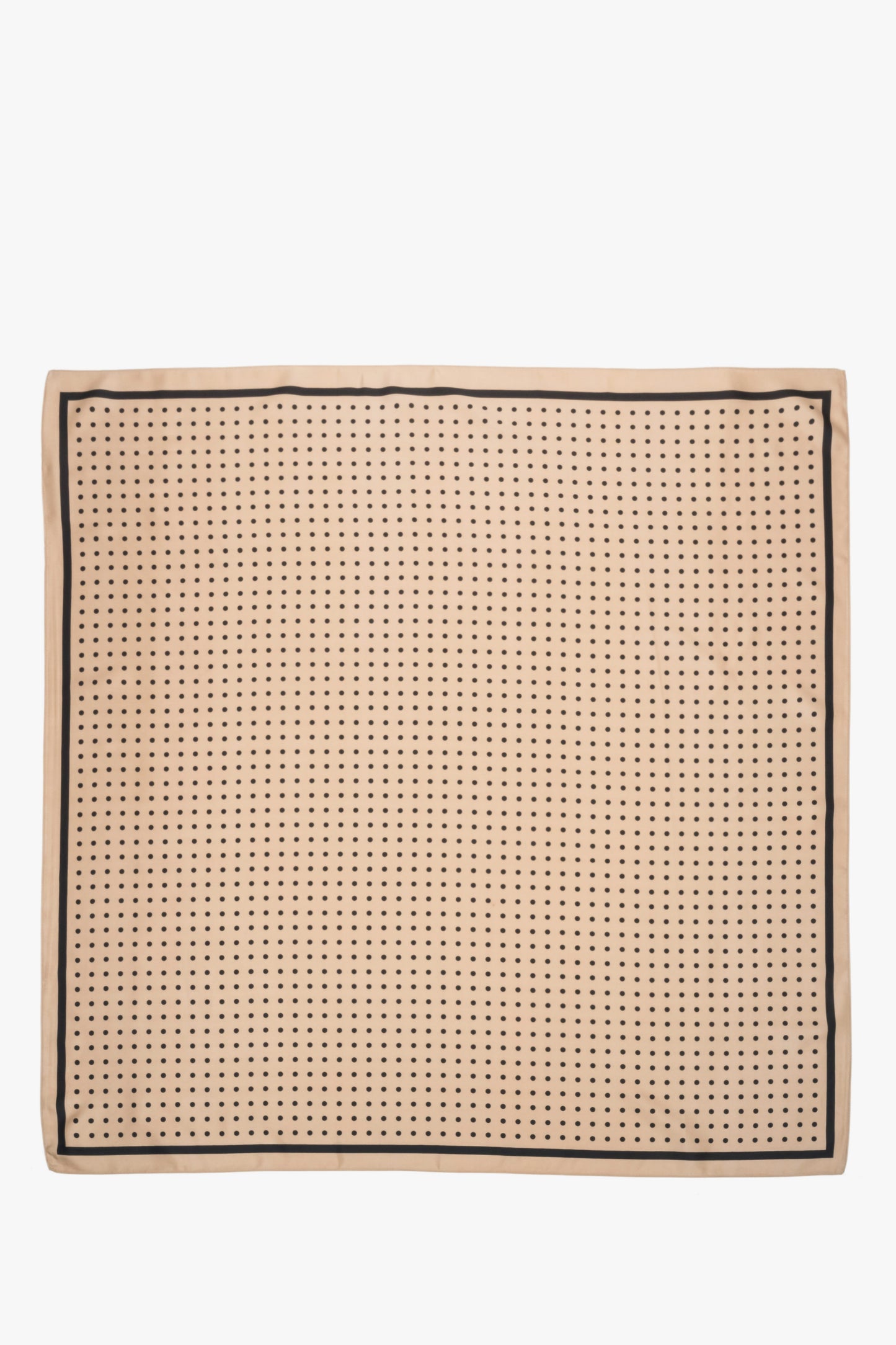 Ganzansicht des ausgebreiteten quadratischen Damen-Halstuchs zur Veranschaulichung des Polka-Dot-Designs