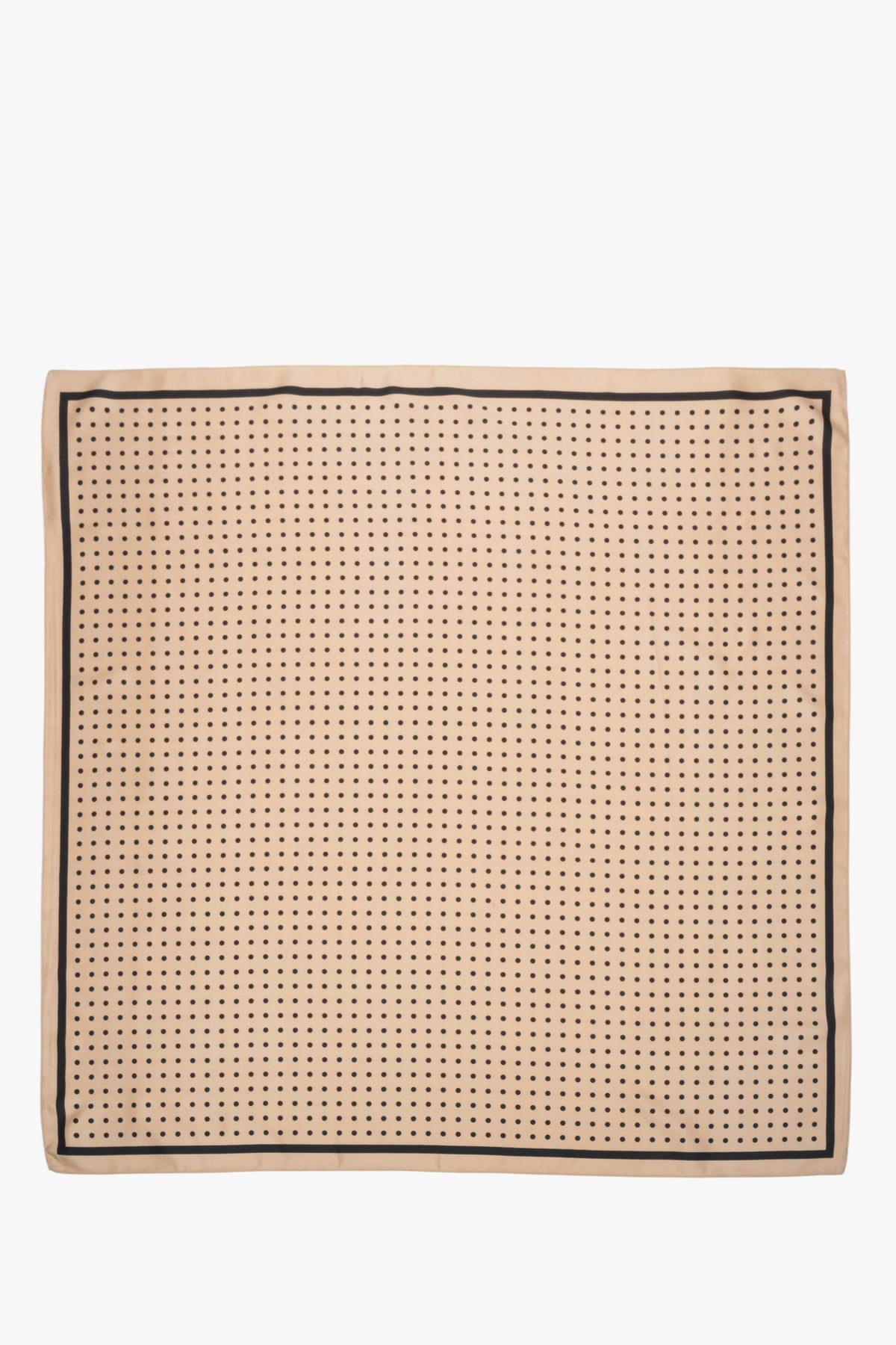 Ganzansicht des ausgebreiteten quadratischen Damen-Halstuchs zur Veranschaulichung des Polka-Dot-Designs