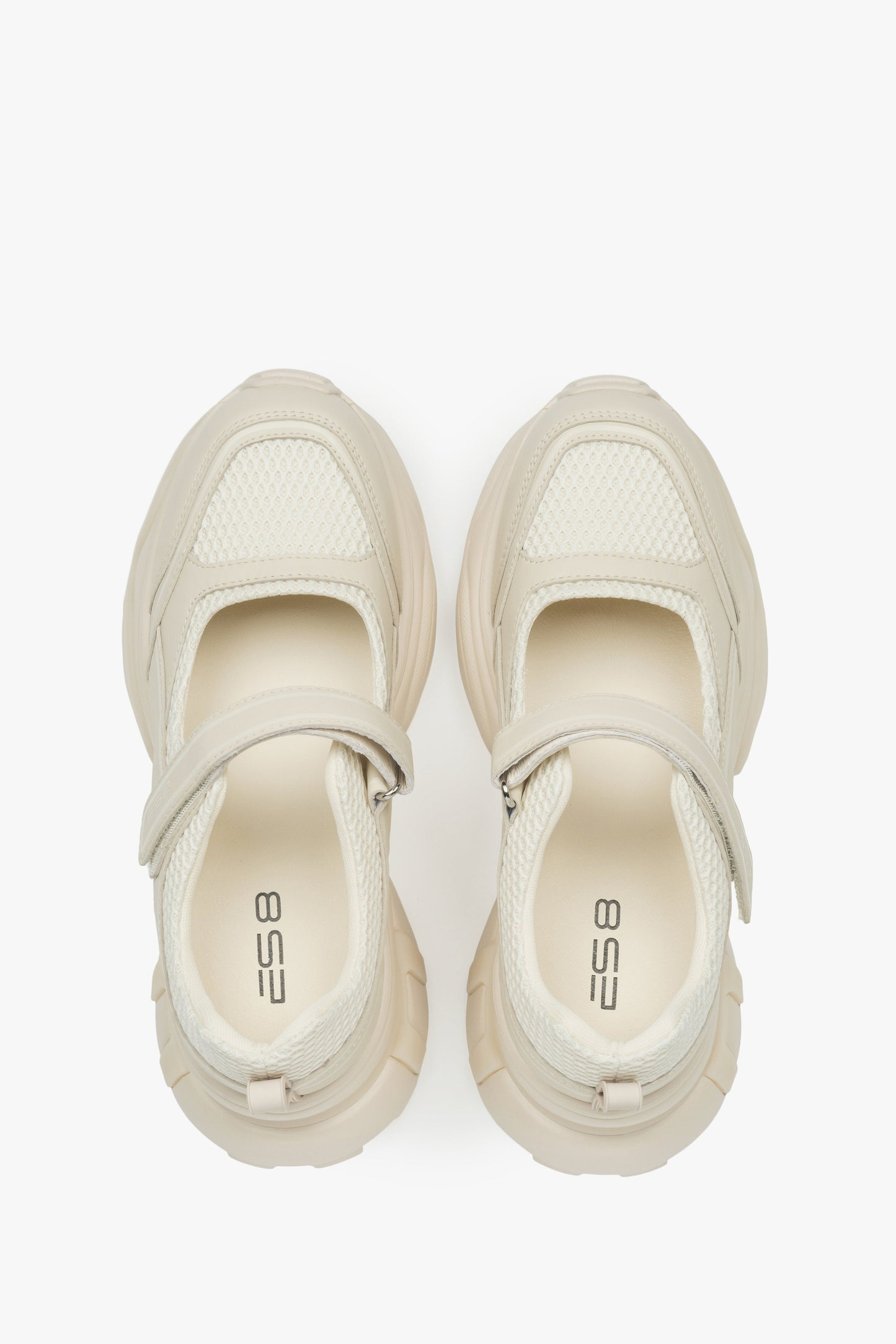 Bequeme beige Damen-Sneaker ES8, die den Stil von Sandalen und Sneakers vereinen, aus Leder und atmungsaktiven Materialien – perfekt für den Alltag und den Urlaub.