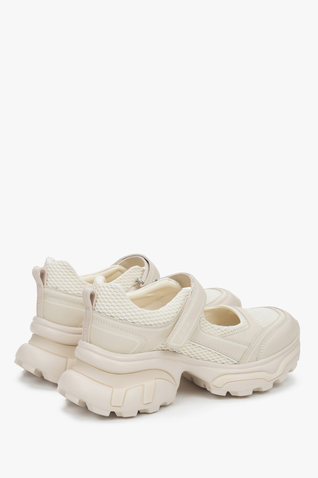 Beige Damen-Sneaker ES8 mit Sandalen-Design, aus Leder und atmungsaktiven Textilien.
