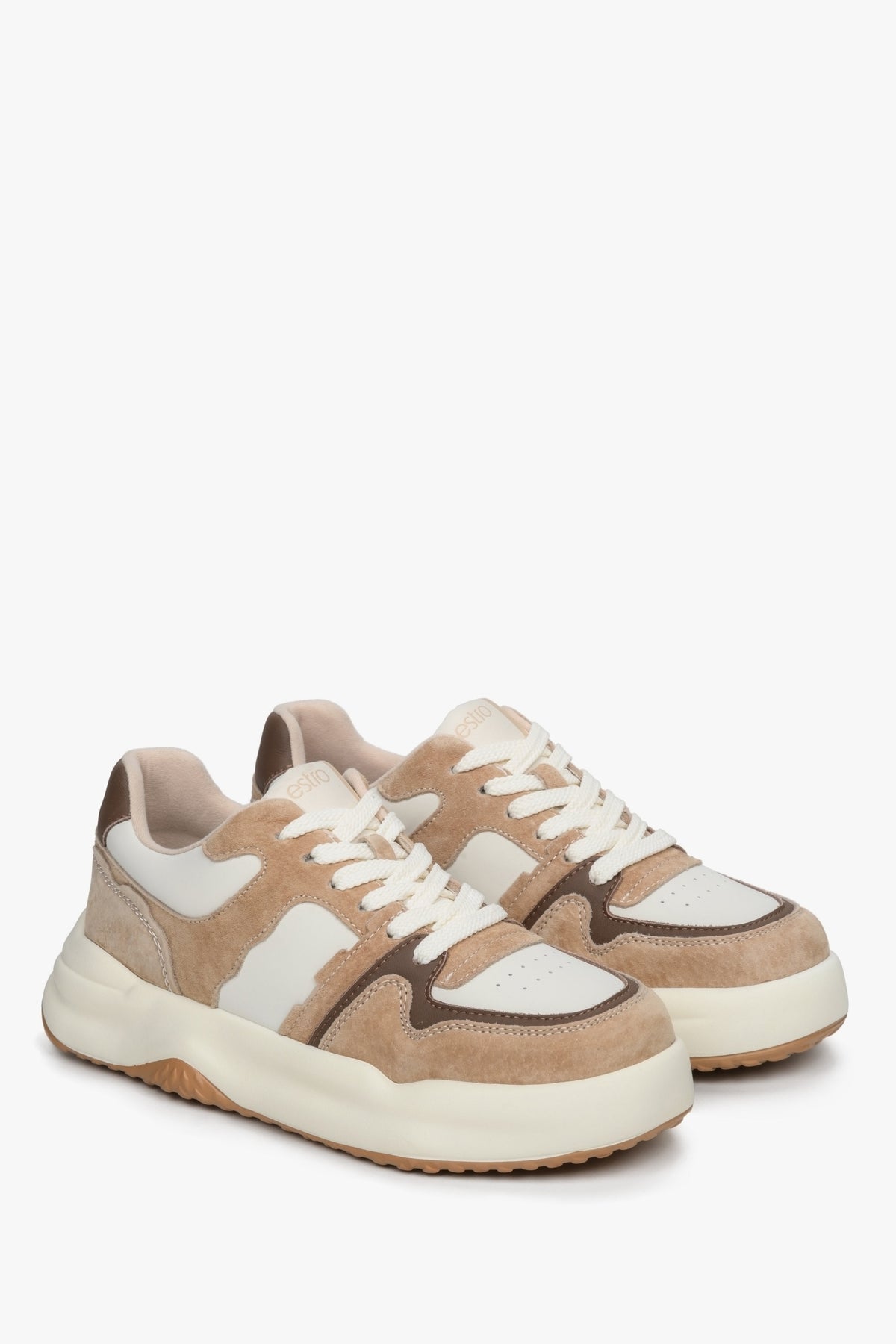 Schräge Frontalansicht der Damen-Sneaker aus Glattleder und Naturvelours